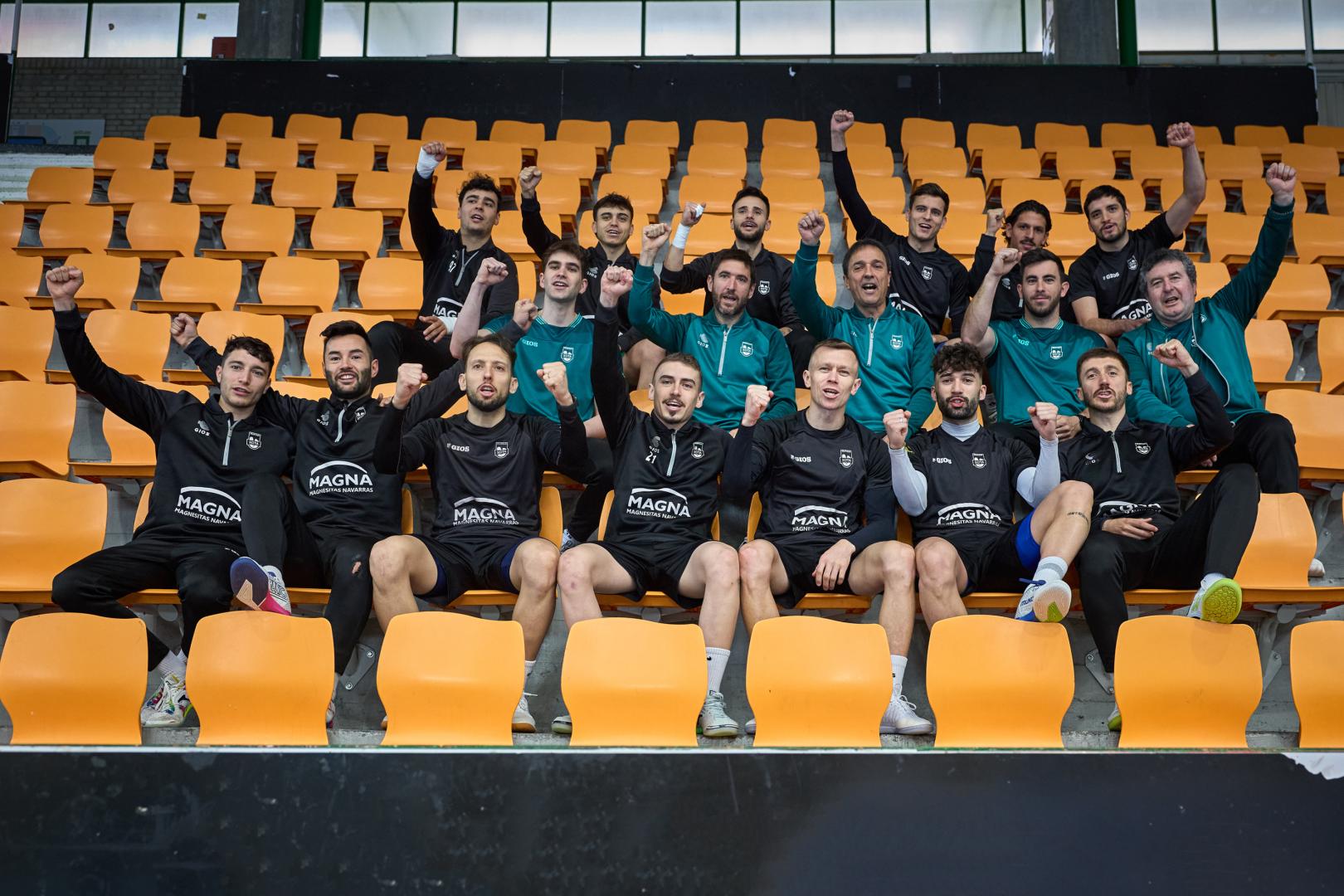 Los jugadores y el cuerpo técnico de Osasuna Magna se encuentran preparados para el partido ante el Córdoba