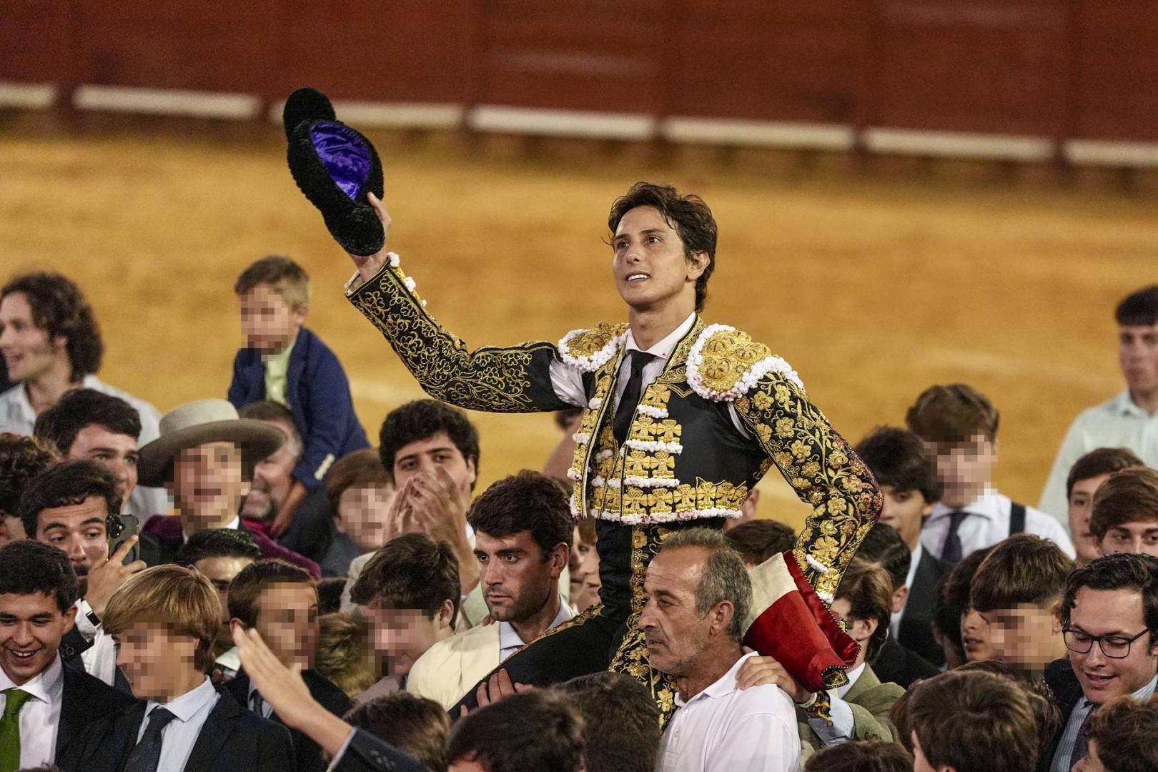 El diestro peruano Andrés Roca Rey sale a hombros este viernes tras el segundo festejo de la Feria del Caballo de Jerez