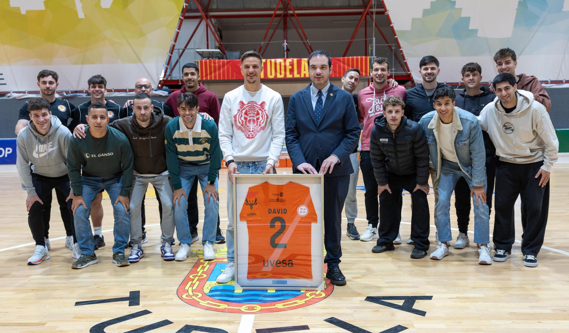 El capitán del ATP Ribera, Davíd García, junto a su camiseta, el presidente del club, Ramón Lázaro, y arropado por sus compañeros.