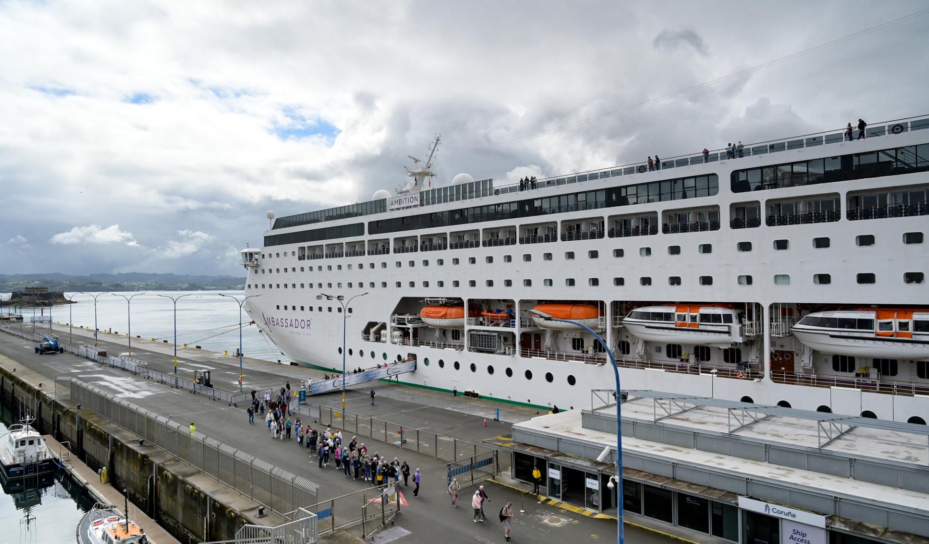 Pasajeros desembarcan del crucero 'Ambition', aislado por un brote de gastroenteritis, durante una escala en el puerto de A Coruña