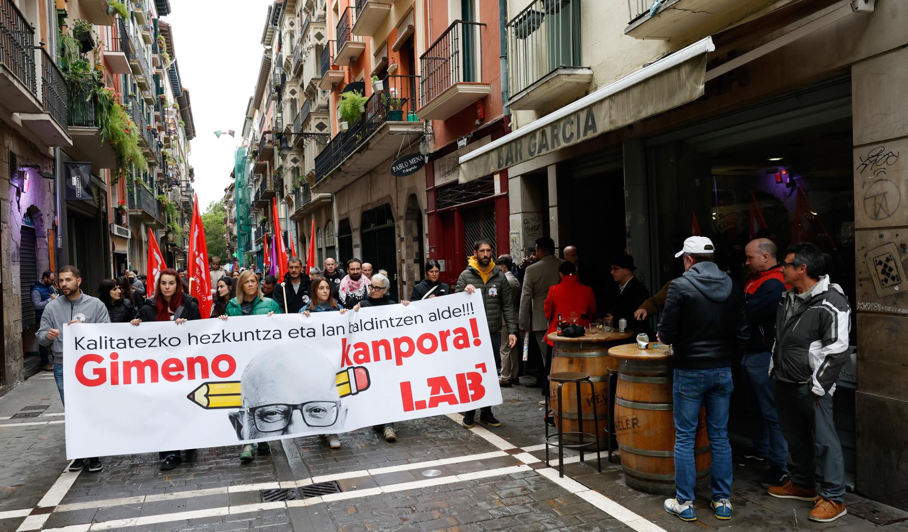 Momento de la manifestación convocada por LAB para exigir la destitución del consejero de Educación, Carlos Gimeno