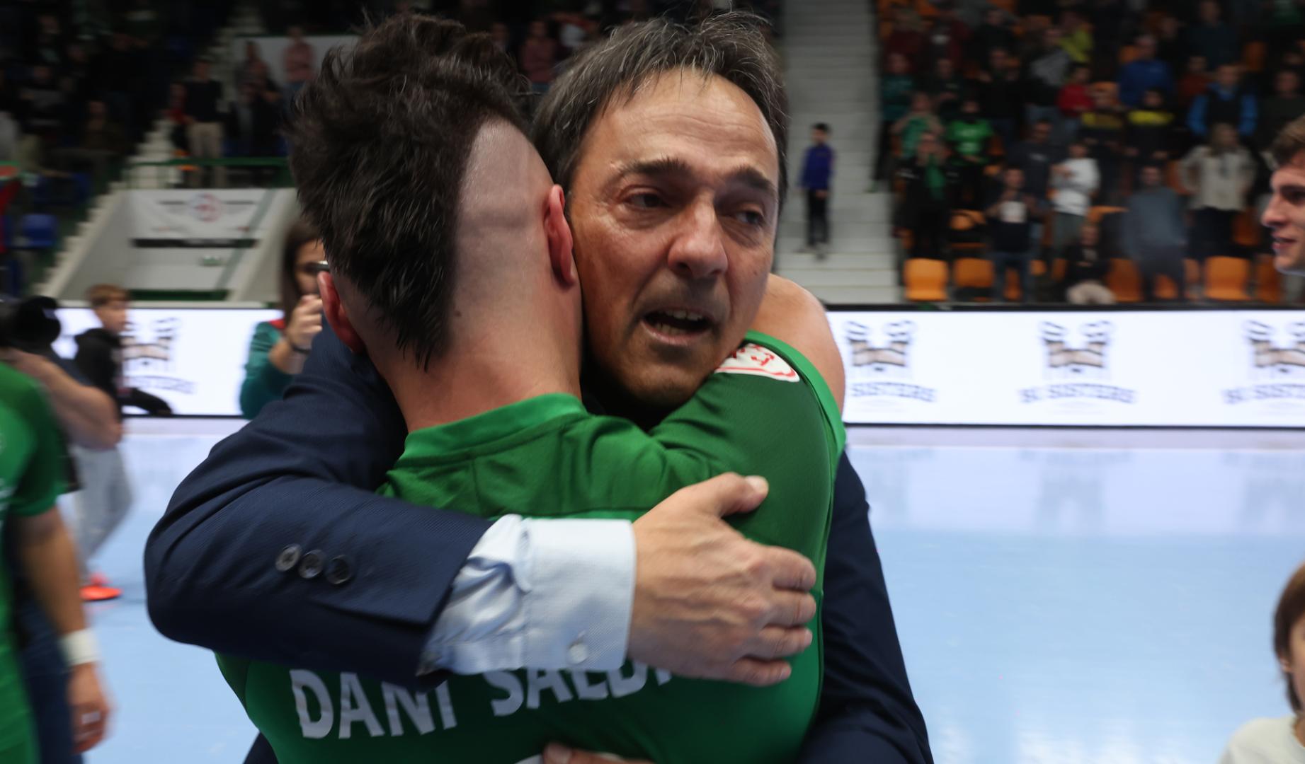 Imanol Arregui se abraza con Dani Saldise tras certificar la salvación