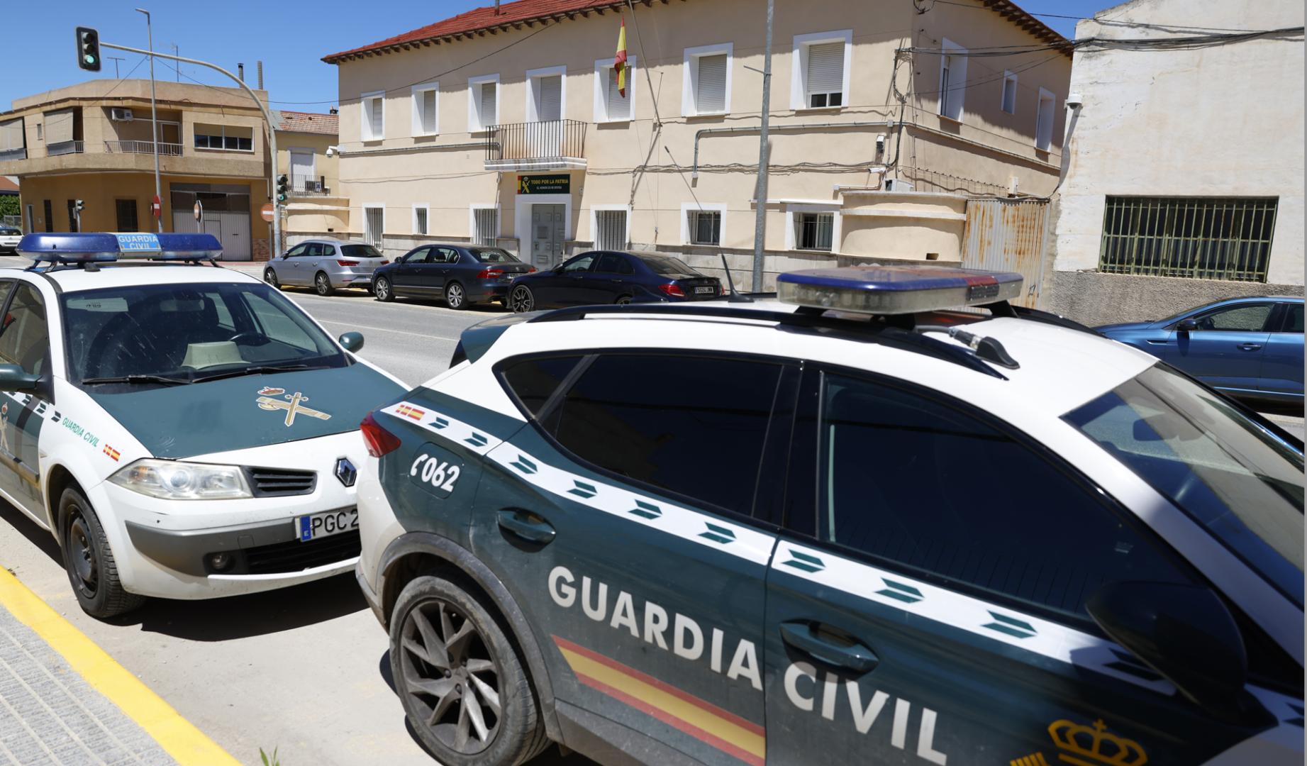 Los cuerpos sin vida de un agente de la Guardia Civil, su mujer y su hijo han sido hallados con impactos por arma de fuego en una vivienda del puesto de la localidad de Dolores (Alicante), en el que desempeñaba su trabajo el guardia civil. Según han informado fuentes de la Guardia Civil a EFE, el hallazgo se ha producido en una de las viviendas de esa infraestructura en la que residía la familia.