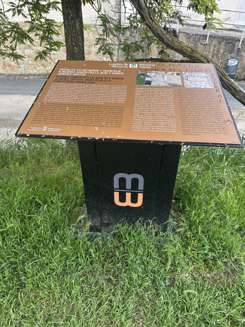 Panel del Lugar de Memoria de Montejurra 76 instalado junto al Monasterio de Irache cuya modificación piden los 90 firmantes.