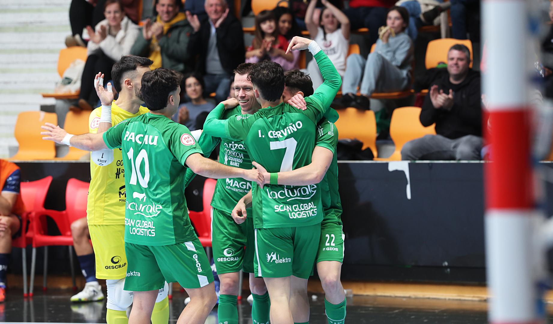Piña de los jugadores de Osasuna Magna tras lograr la victoria