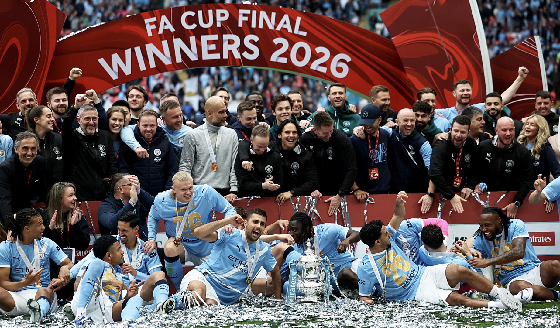 Los jugadores del City celebran el título tras vencer al Chelsea en la final