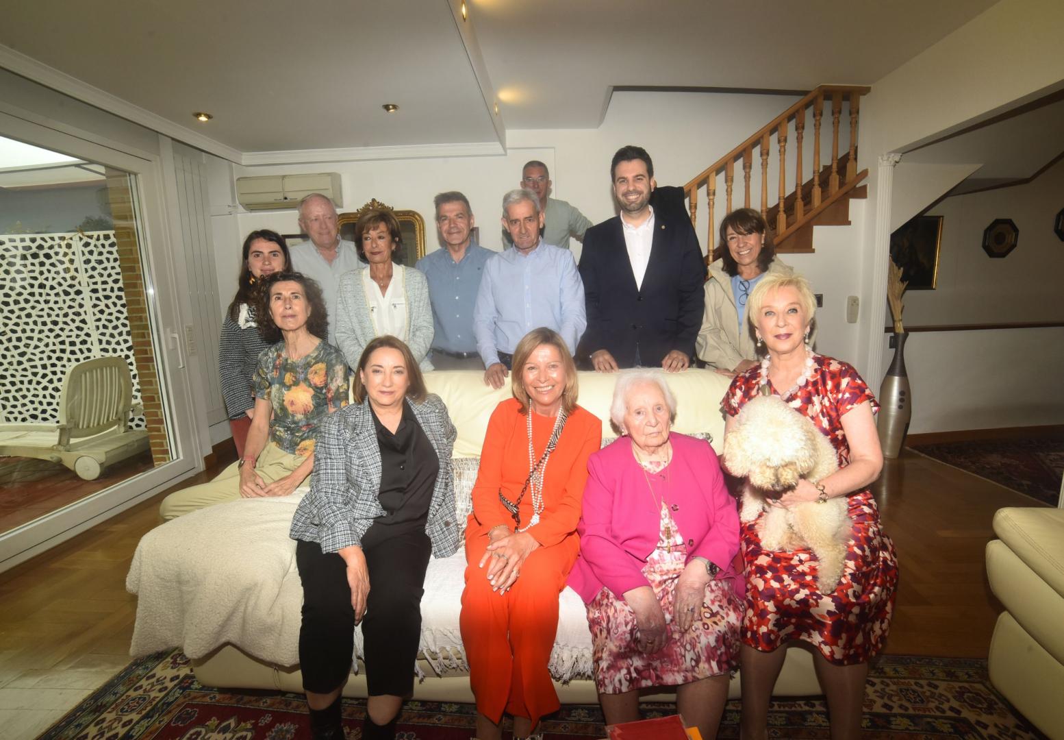 María Ángeles Olza Elcano, con su familia y el alcalde de Zizur, Jon Gondán, y la concejal Piluka García
