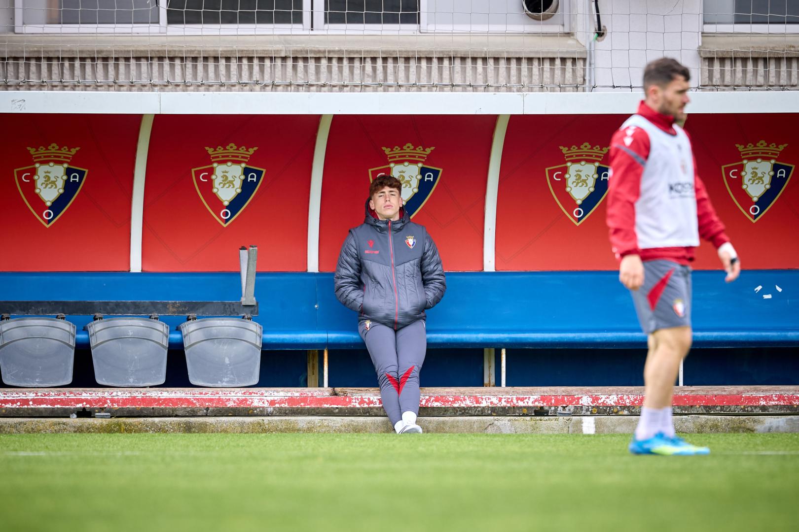 Víctor Muñoz, presenciando este sábado el entrenamiento de sus compañeros en Tajonar