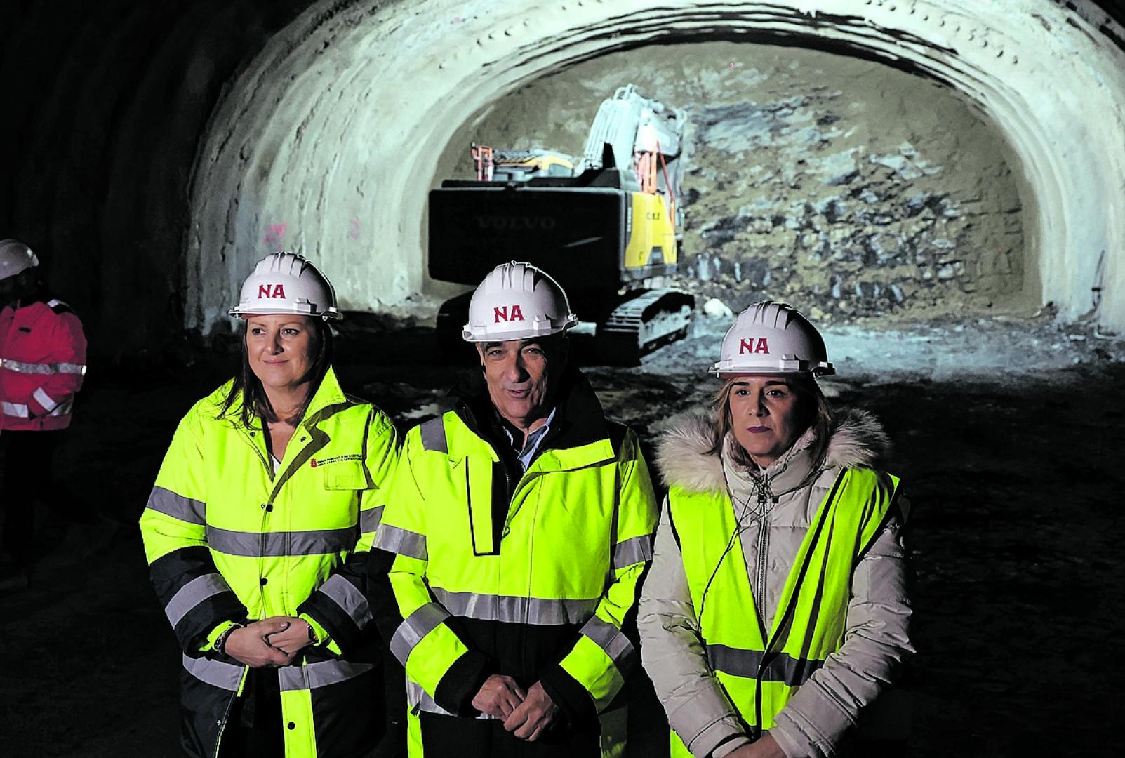 La directora de Obras Públicas, María Torres; Óscar Chivite, y la delegada del Gobierno Alicia Echeverría, en las obras de Belate