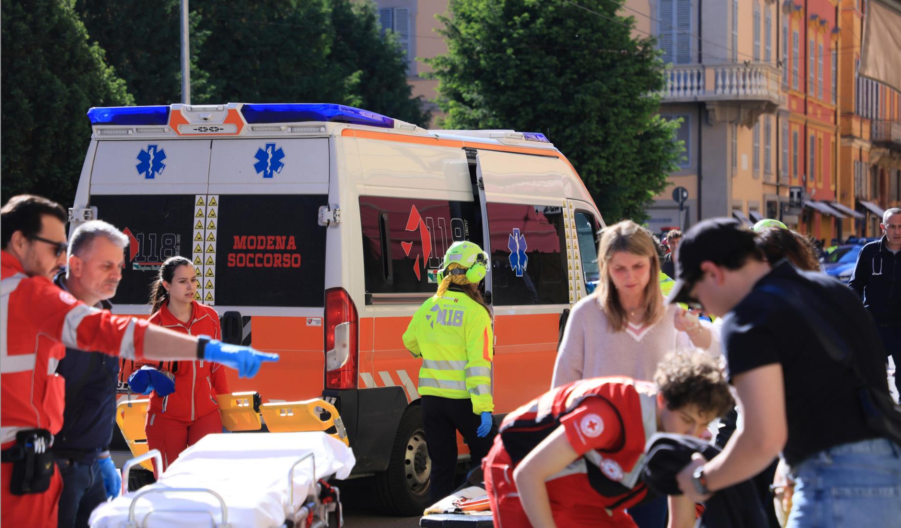 Un conductor arrolla a media docena de personas en Módena