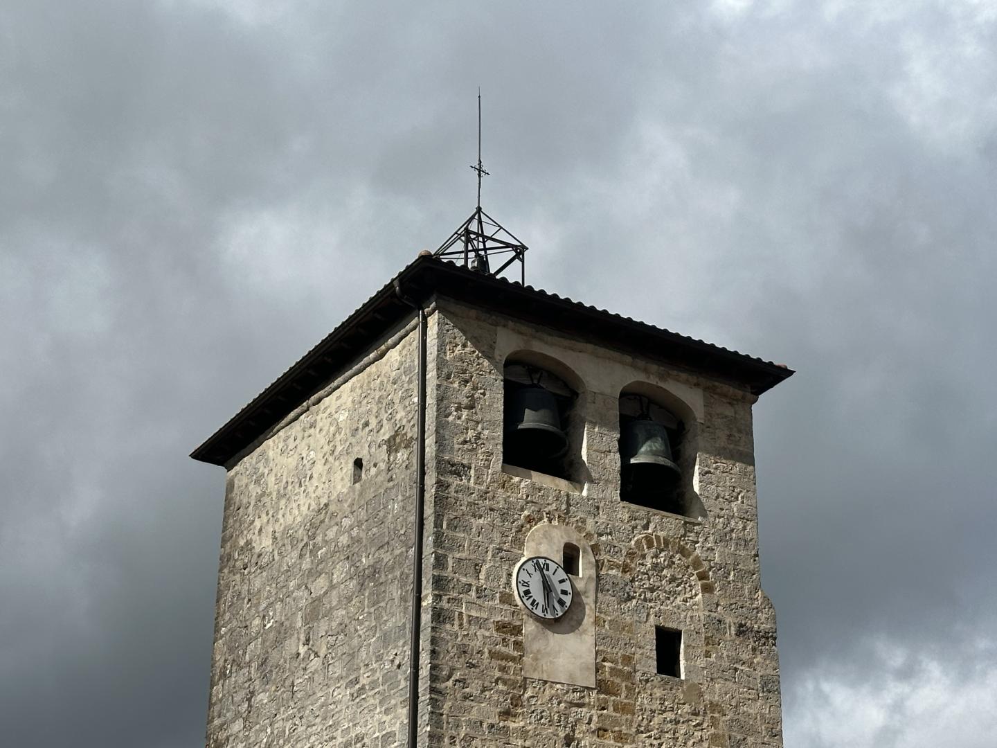 Detalle del campanario de la iglesia de San Esteban de Ihabar