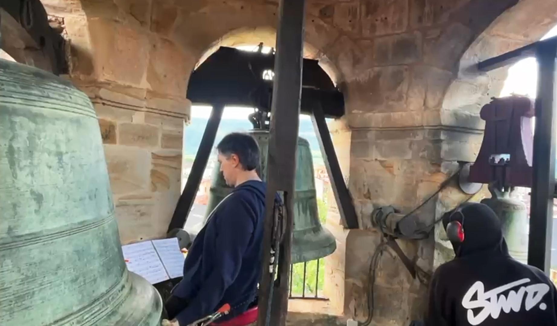 Desde Ihabar hasta Ziordia, el tañido de las campanas se sucedió este sábado 16 de mayo en más de una docena de localidades del valle, dentro del proyecto 'Un rumor', del artista navarro Fermín Jiménez Landa