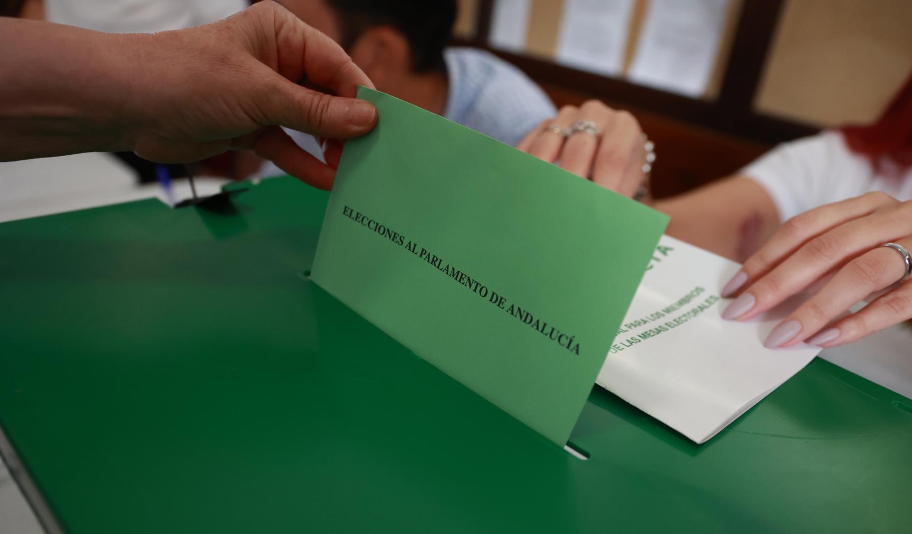 Imágenes de la jornada electoral en Andalucía