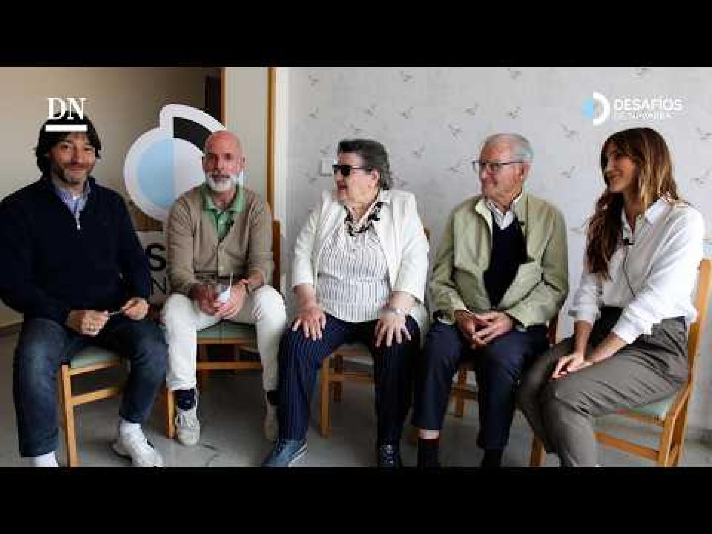 ¿Alguna vez te has parado a pensar qué significa realmente "envejecer bien" en una sociedad cada vez más longeva? En este cuarto episodio de Desafíos de Navarra, nos trasladamos a la residencia Nuestra Señora de Gracia en Tudela para charlar con quienes mejor conocen el paso del tiempo: Lore (95 años), Jesús (91), Marisol (80) y Guadalupe (79)

En este cuarto episodio de Desafíos de Navarra, nos trasladamos a la residencia Nuestra Señora de Gracia en Tudela para charlar con quienes mejor conocen el paso del tiempo: Lore (95 años), Jesús (91), Marisol (80) y Guadalupe (79).

Junto a la directora del centro, Begoña Moreno, exploramos cómo la soledad se transforma en vitalidad cuando se vive y se siente en comunidad.

En esta charla descubrimos historias de vida conmovedoras: desde mudanzas en galera con nueve hijos hasta la pasión por seguir cuidando el huerto cada mañana o el recuerdo de una vida dedicada a la música de banda. Analizamos cómo el modelo de cuidados está cambiando, integrando la digitalización y la tecnología sin perder nunca el "cariño" y el trato humano que define a esta etapa de la vida.

Desde el valor de las relaciones intergeneracionales con los más pequeños hasta el reto de adaptar las residencias para que sean verdaderos "lugares para vivir", este episodio es una lección de resiliencia y alegría esencial para entender el futuro de nuestra comunidad.