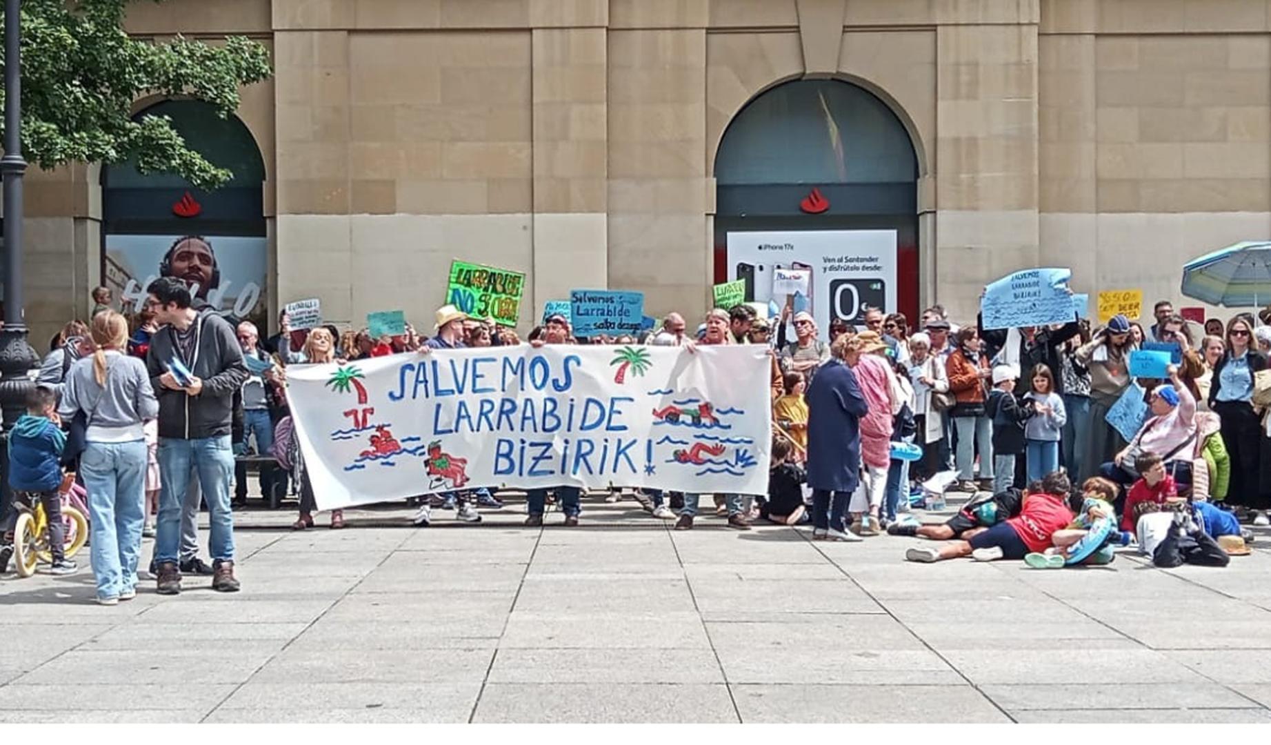 Concentración de los socios y socias de Larrabide contra el cierre de las piscinas
