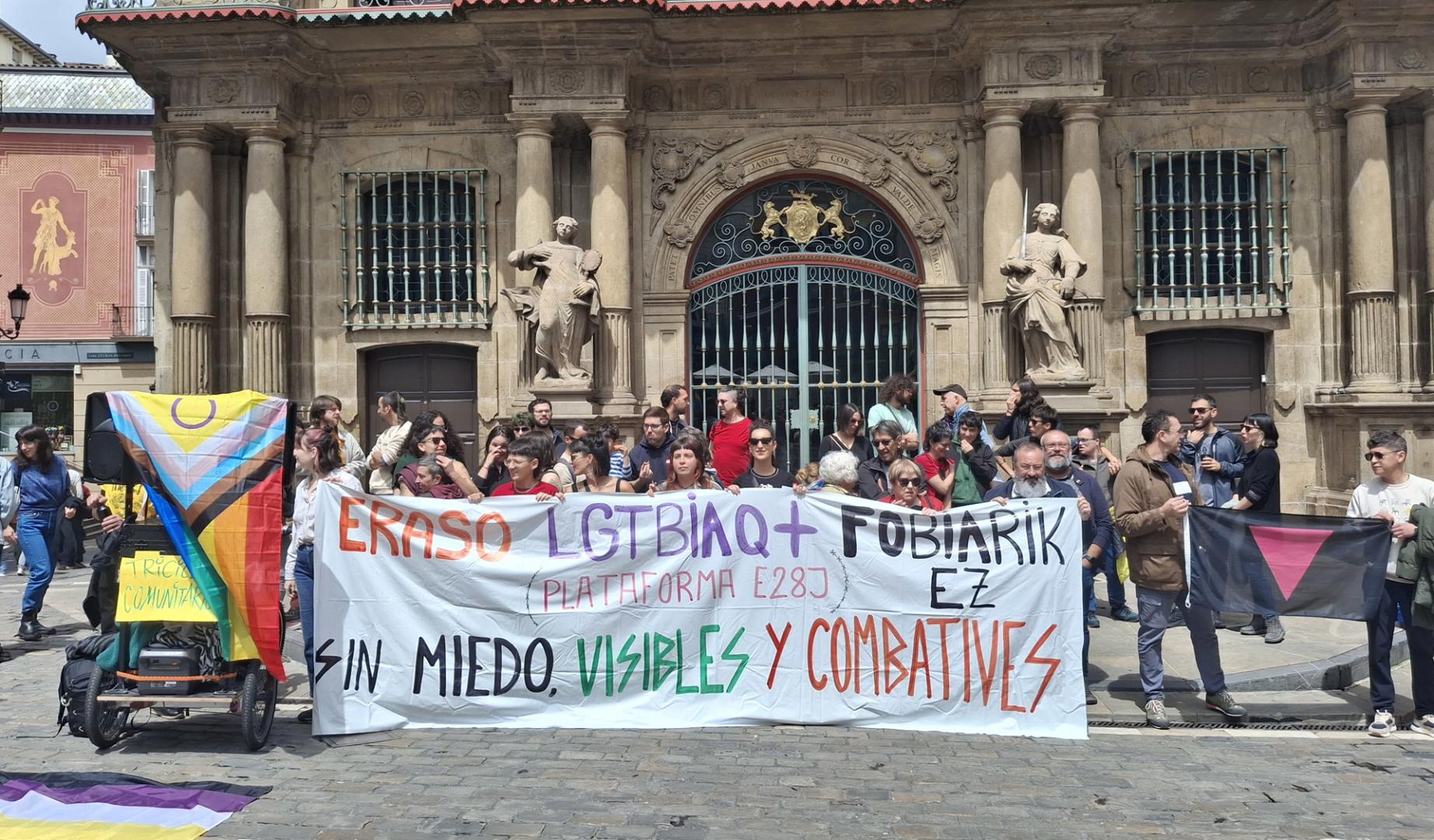 Concentración en Pamplona con motivo del Día Internacional contra la LGTBIfobia