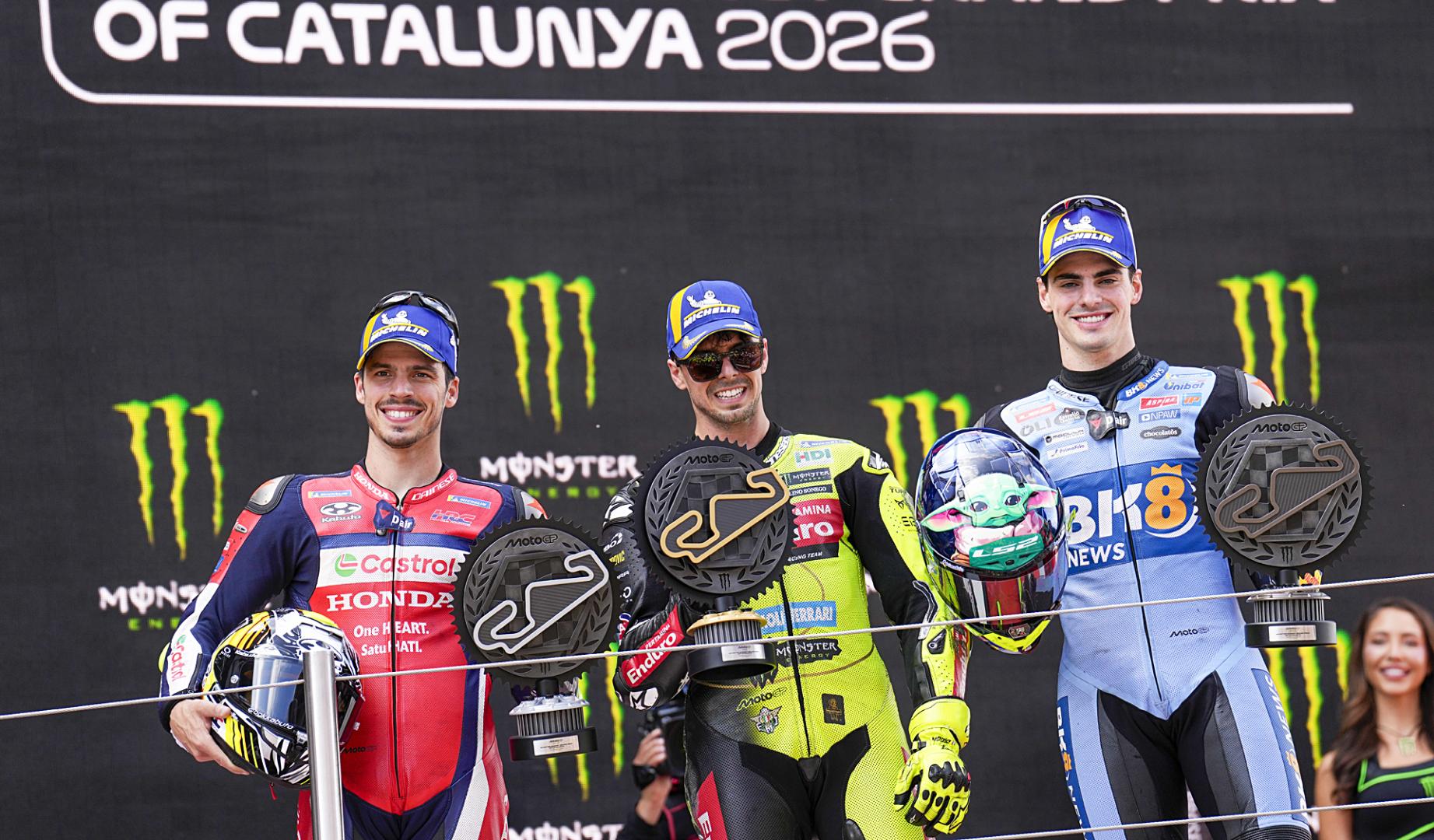 De izda. a dcha., Joan Mir (Honda HRC Castrol), Fabio Di Giannantonio (VR46 Racing Team) y Fermín Aldeguer (BK8 Gresini Racing MotoGP), podio del GP de Cataluña de MotoGP