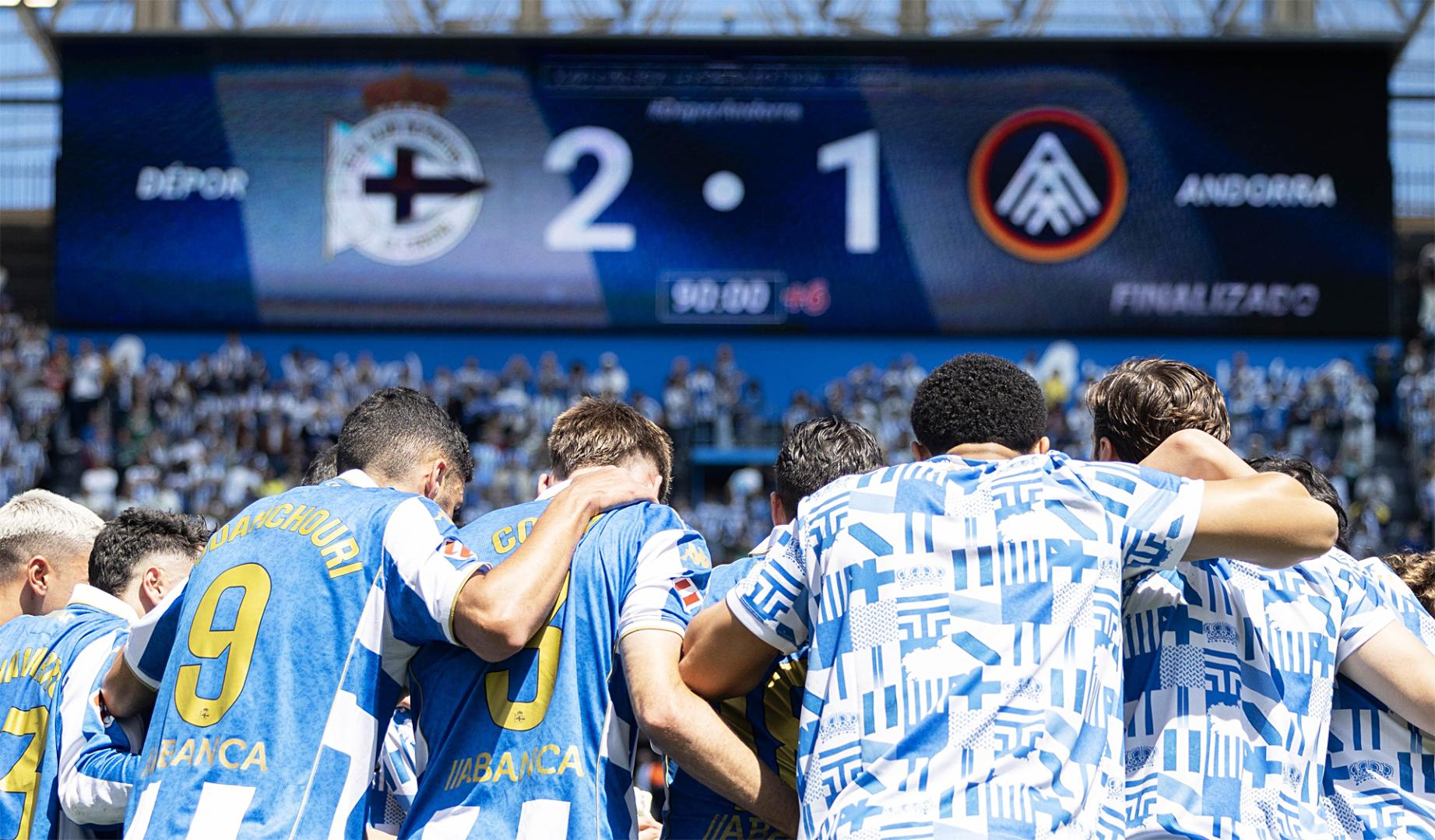Los jugadores del Dépor hacen una piña ante su afición para celebrar el triunfo sobre el Andorra