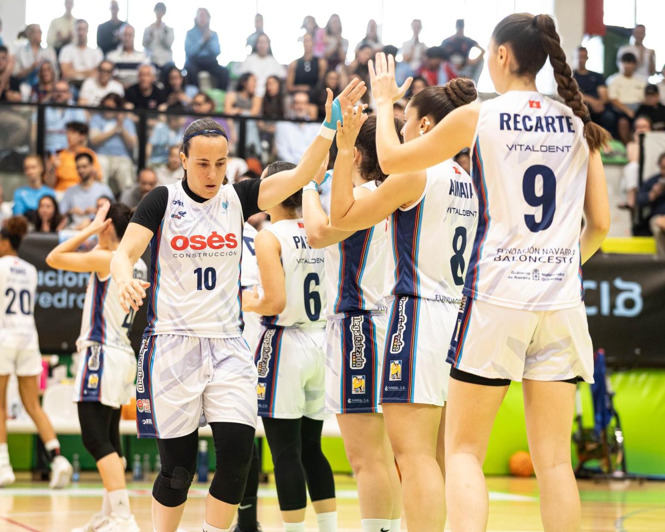 Las jugadoras del Osés se saludan antes del encuentro