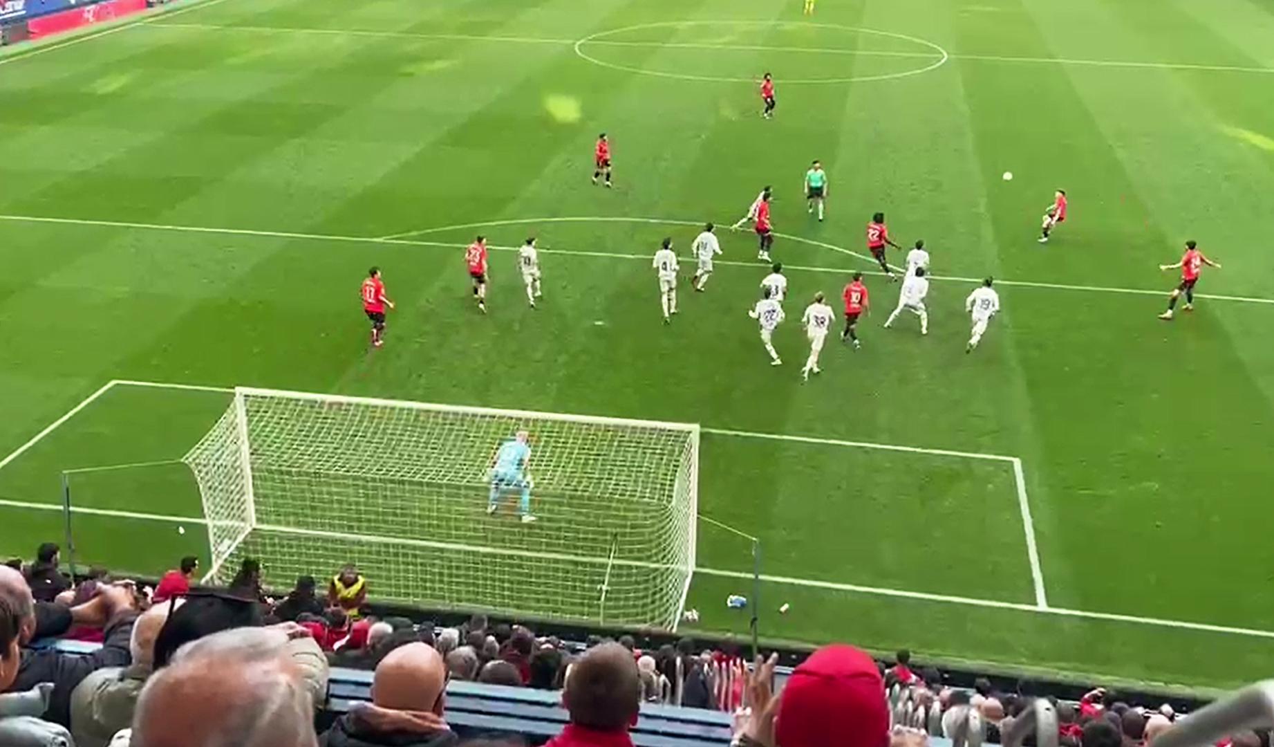 El atacante rojillo enganchó un cuero suelto en la frontal para colocar el 1-1 en el marcador.