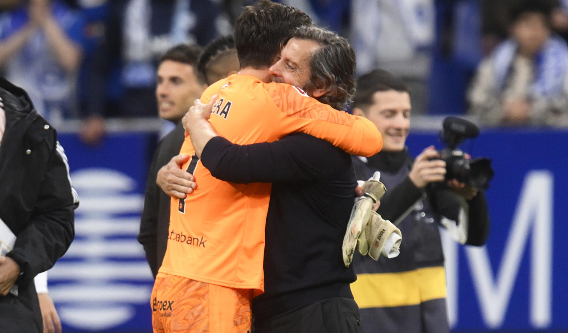 Sivera y Quique Sánchez Flores se abrazan tras finalizar el encuentro