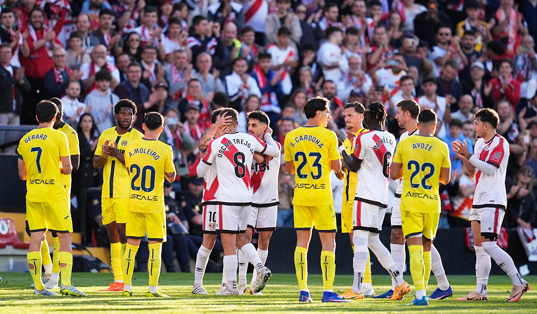 Momento en el que los jugadores del Rayo despiden a Óscar Trejo durante el encuentro contra el Villarreal