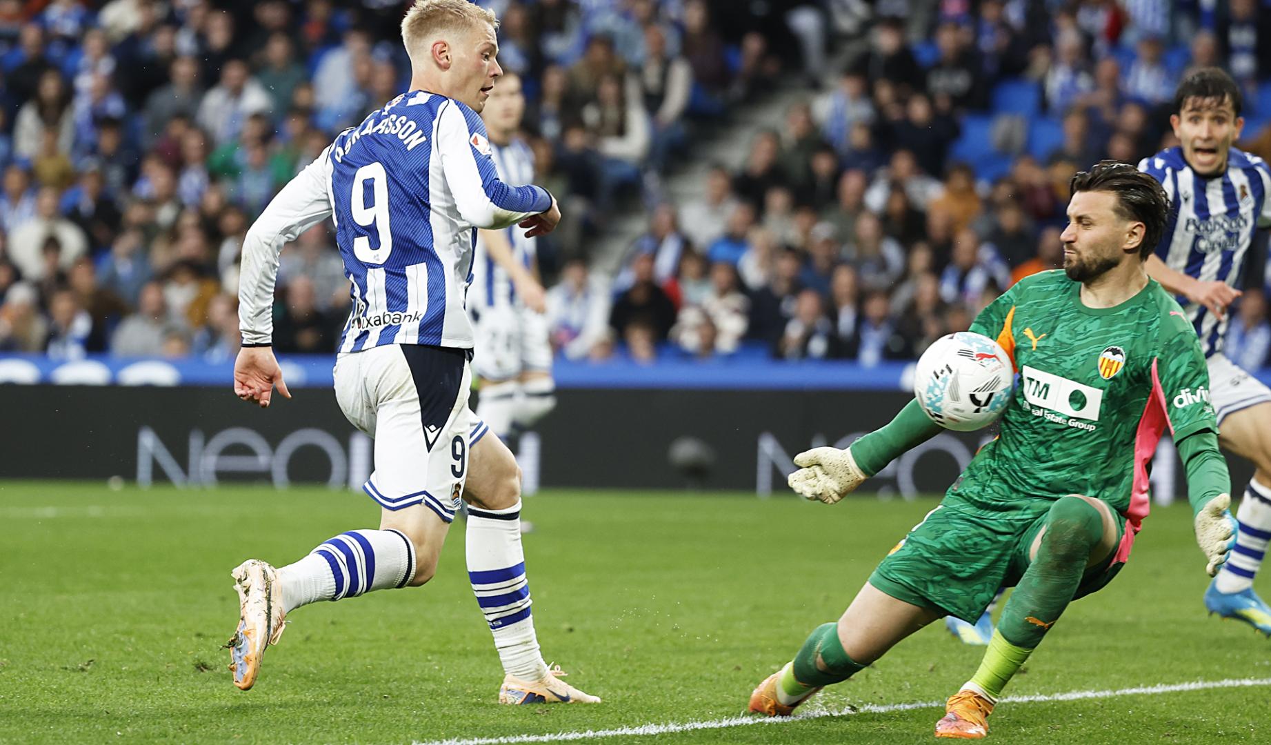 Orri Óskarsson encara a Stole Dimitrievski durante el partido