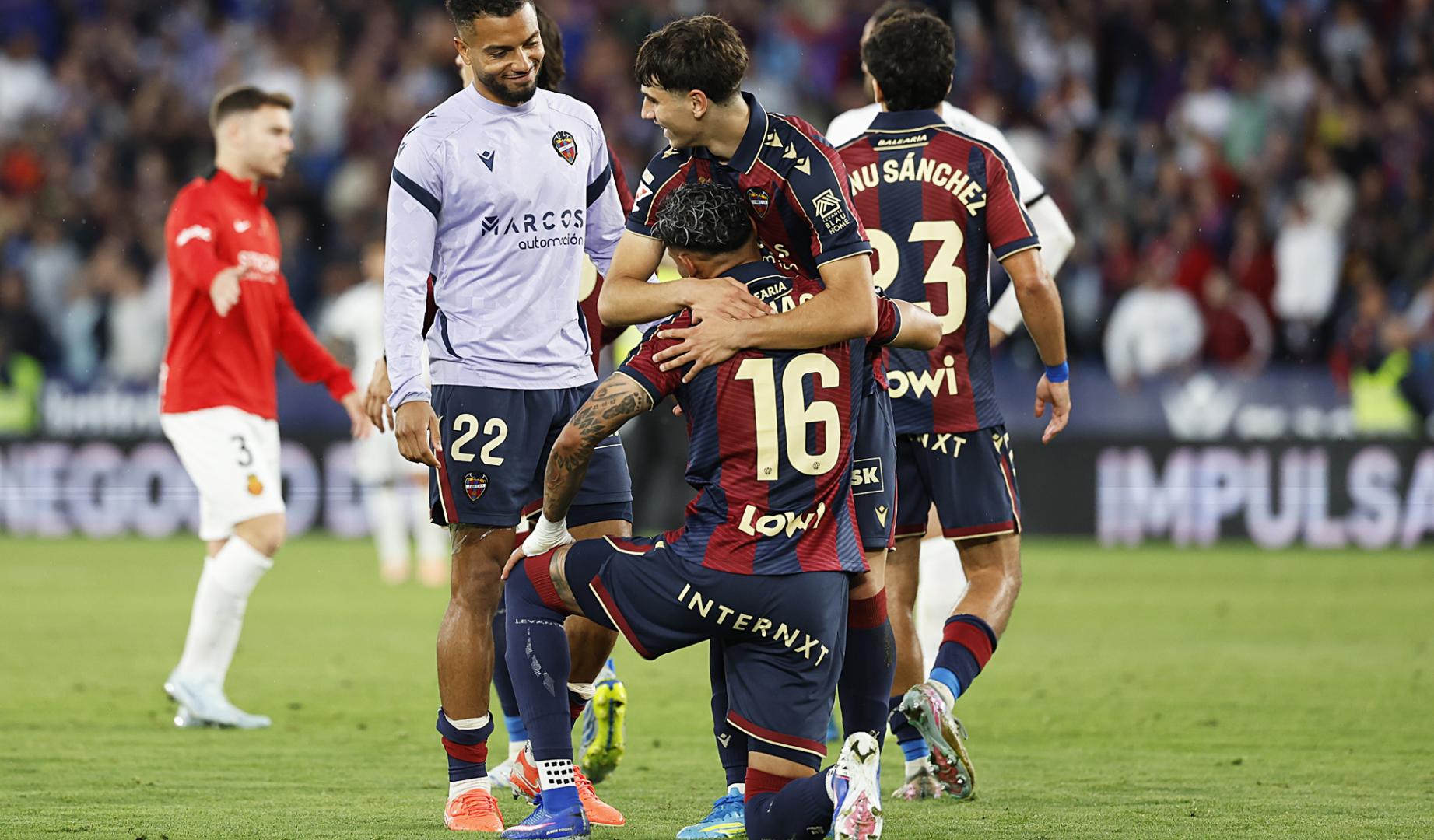 Los jugadores del Levante celebran la victoria, al término del partido de la jornada 37 de LaLiga contra el RCD Mallorca