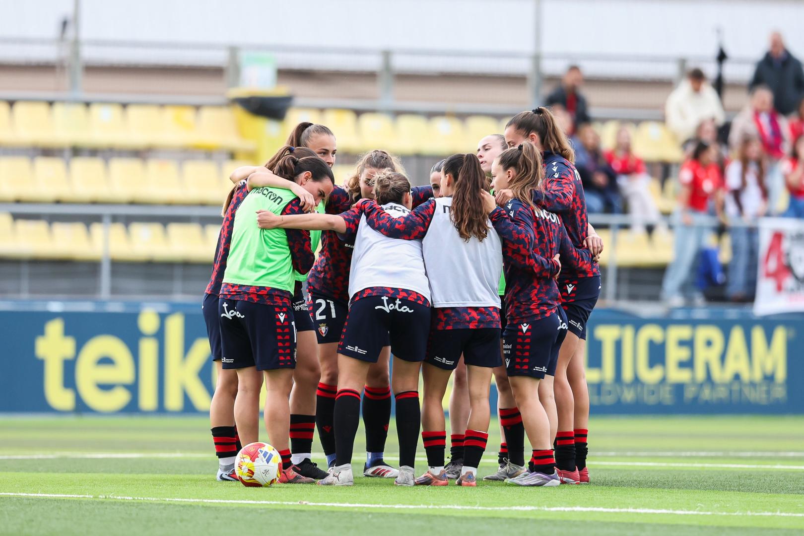 Las jugadoras de Osasuna, antes del partido ante el Villarreal