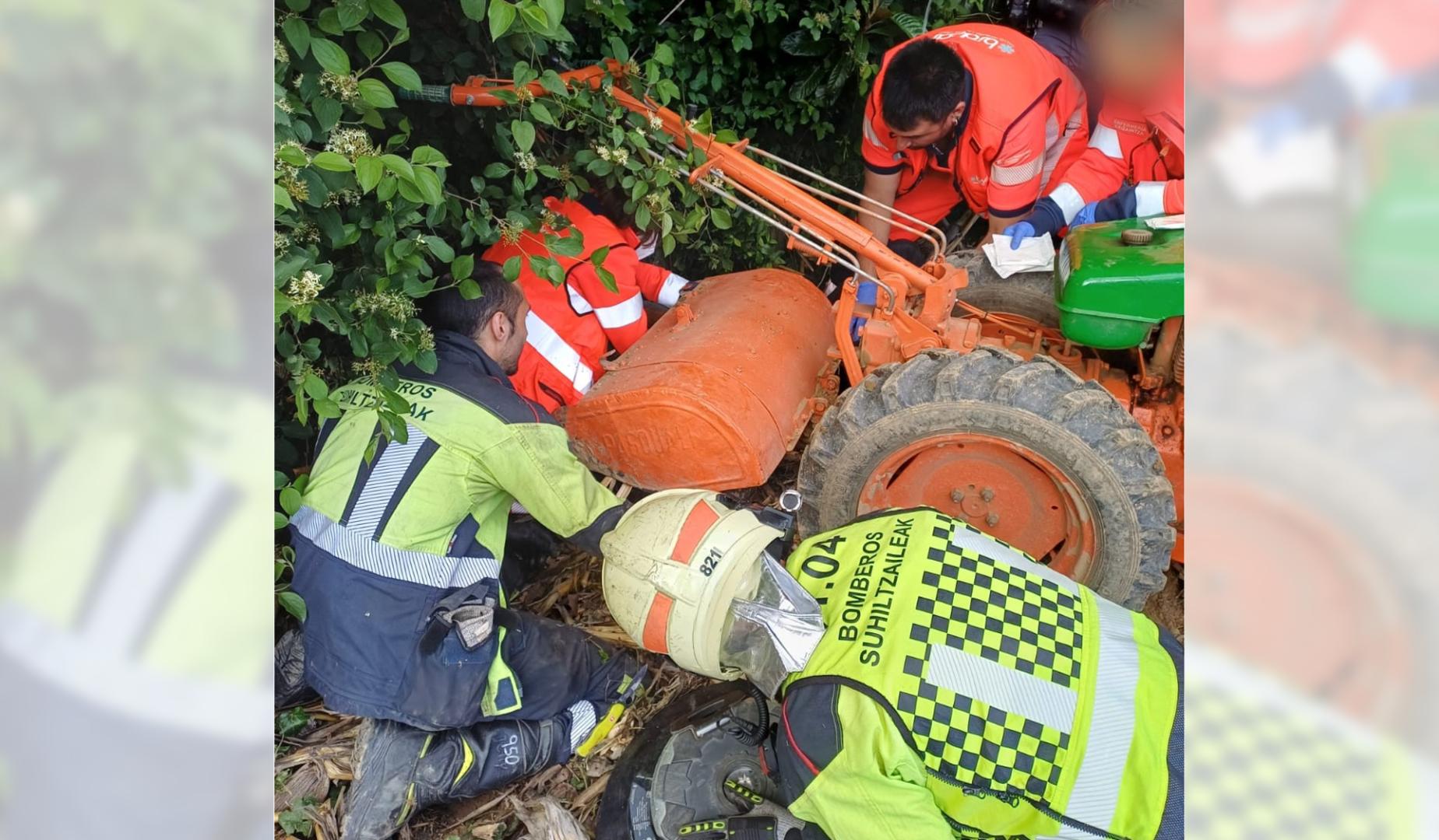 Los servicios de emergencia desatrapan al hombre bajo el motocultor