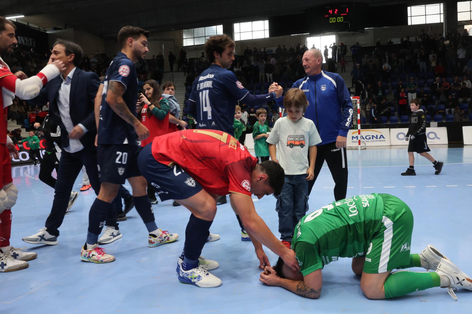 Dani Saldise es consolado por Carlos Gómez tras lograr la permanencia con Osasuna Magna