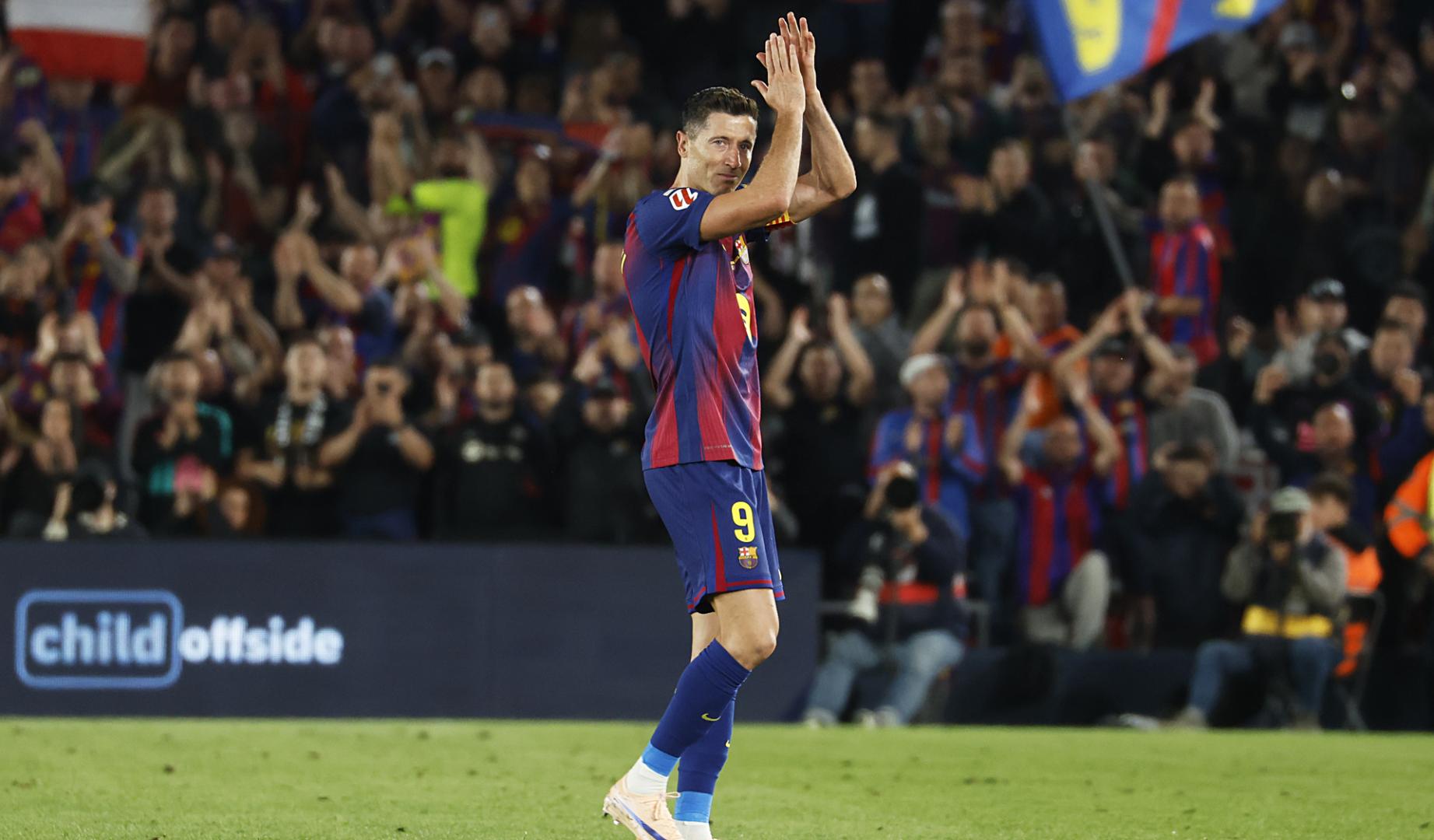 El delantero del Barcelona Robert Lewandowski saluda a los aficionados al ser sustituido, durante el partido de la jornada 37 de LaLiga que FC Barcelona y Real Betis
