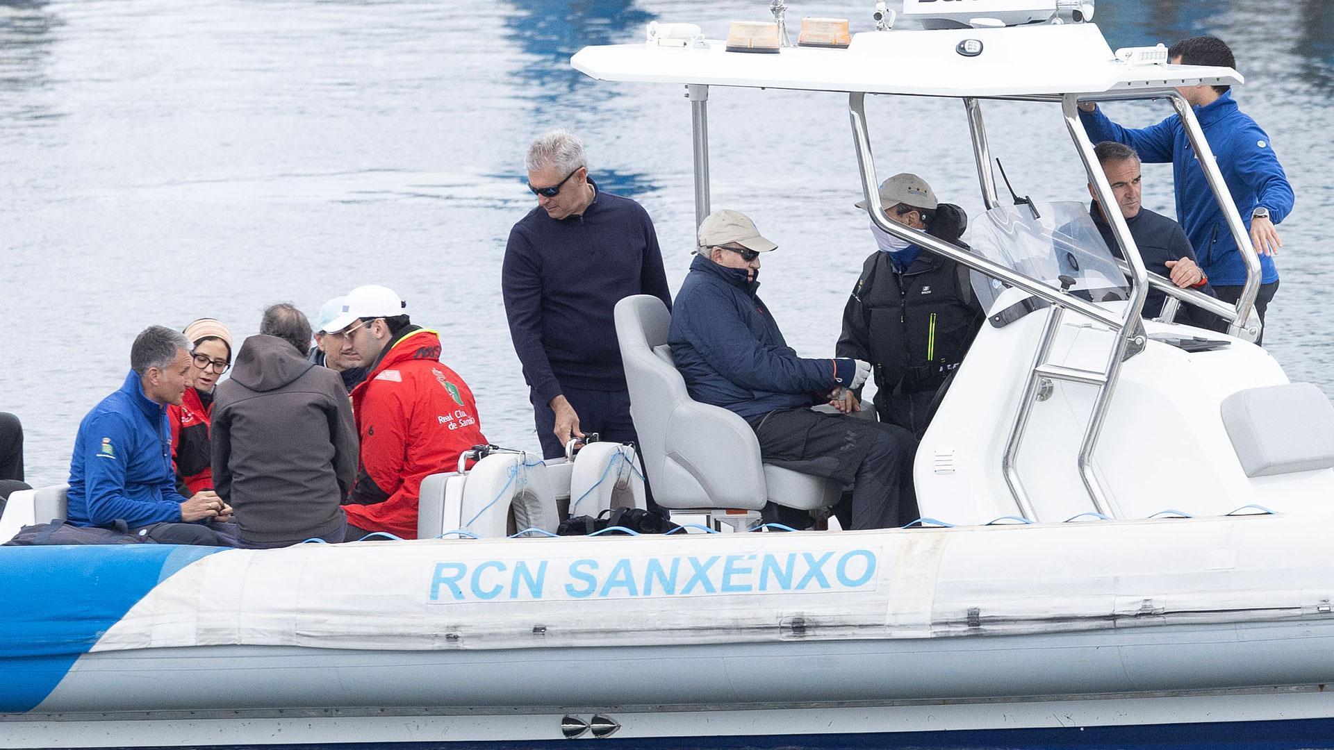 El rey emérito Juan Carlos I (c), junto a su nieta, Victoria Federica (2i) y su novio, Jorge Navalpotro (5i) regresan al puerto de Sanxenxo