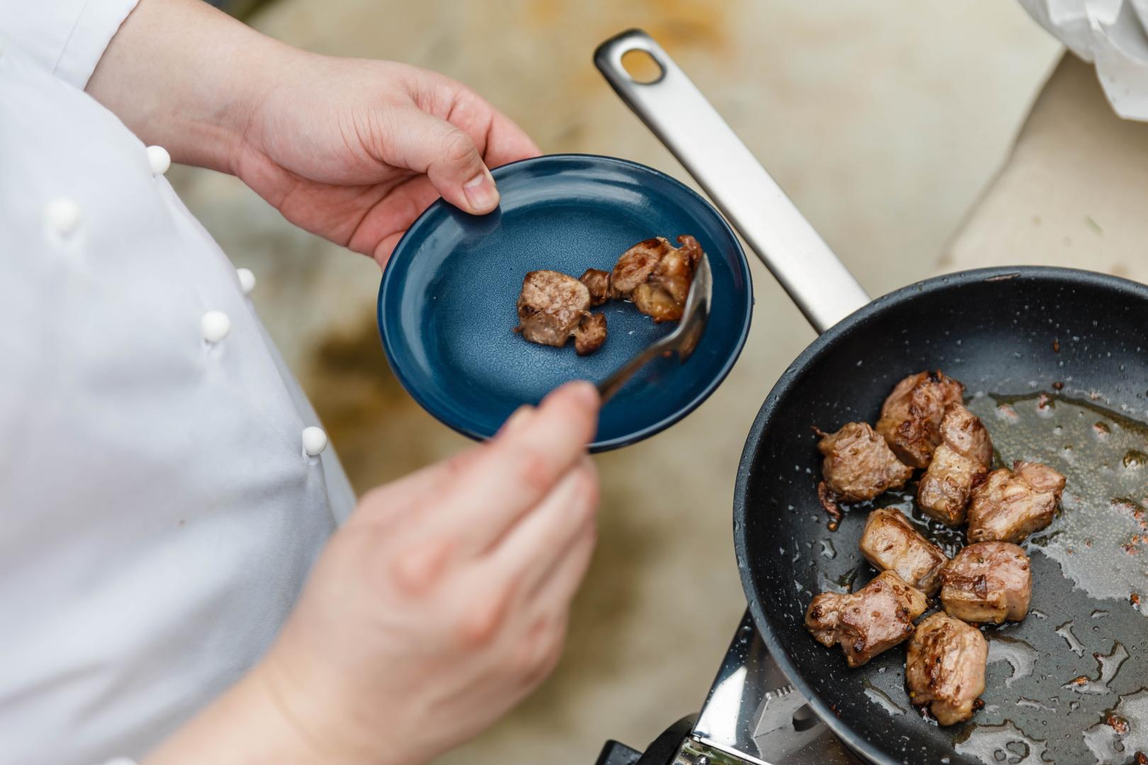Aunque muchas personas creen que esto ocurre porque la carne es de mala calidad o porque está “inyectada con agua”, los expertos explican que, en la mayoría de los casos, el problema tiene más que ver con la forma de cocinarla