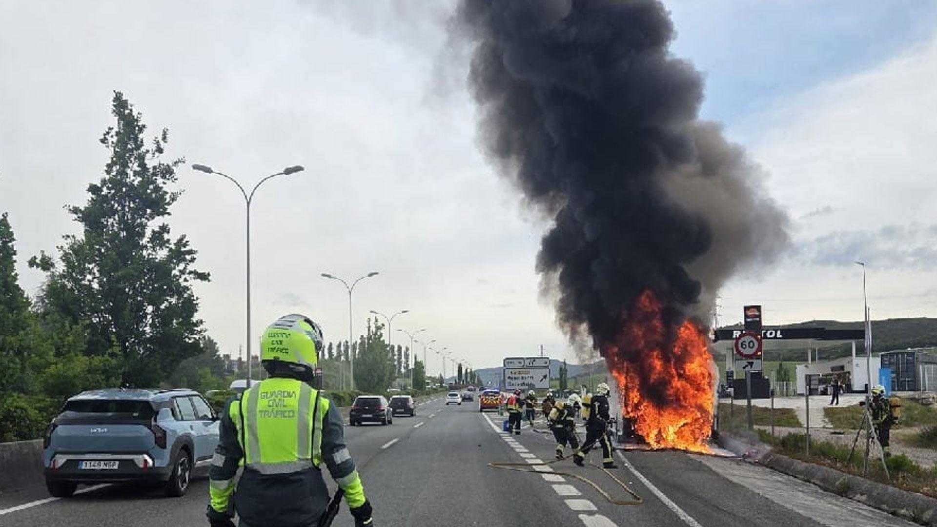 Los bomberos apagan el fuego que se ha producido este lunes en una villavesa en la Ronda de Pamplona