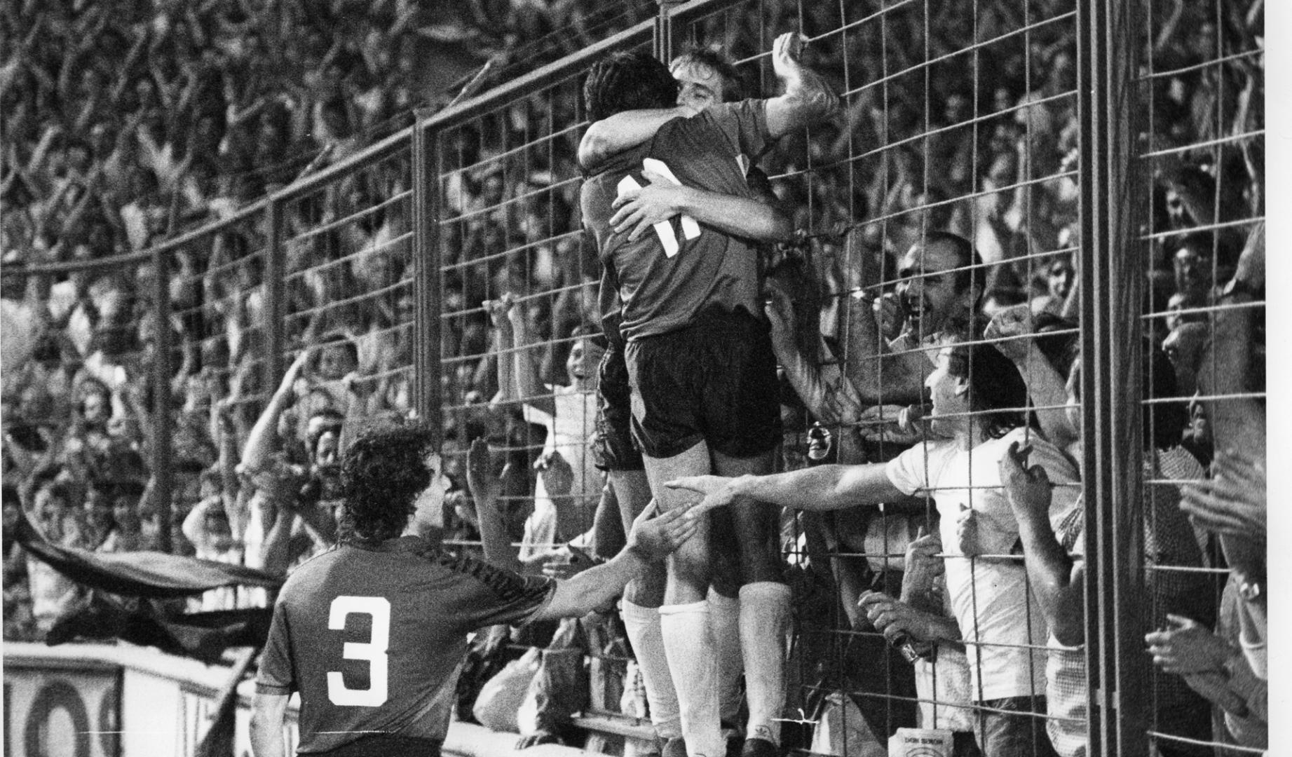Martín Monreal celebra el tanto de la victoria frente al Glasgow Rangers en la Copa de la UEFA de 1985
