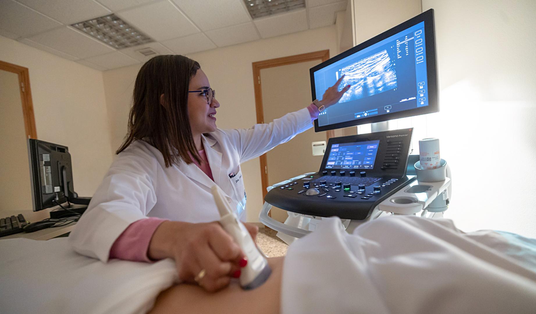 La Dra. Carolina Perdomo realiza una ecografía en el Departamento de Endocrinología y Nutrición de la Clínica Universidad de Navarra.