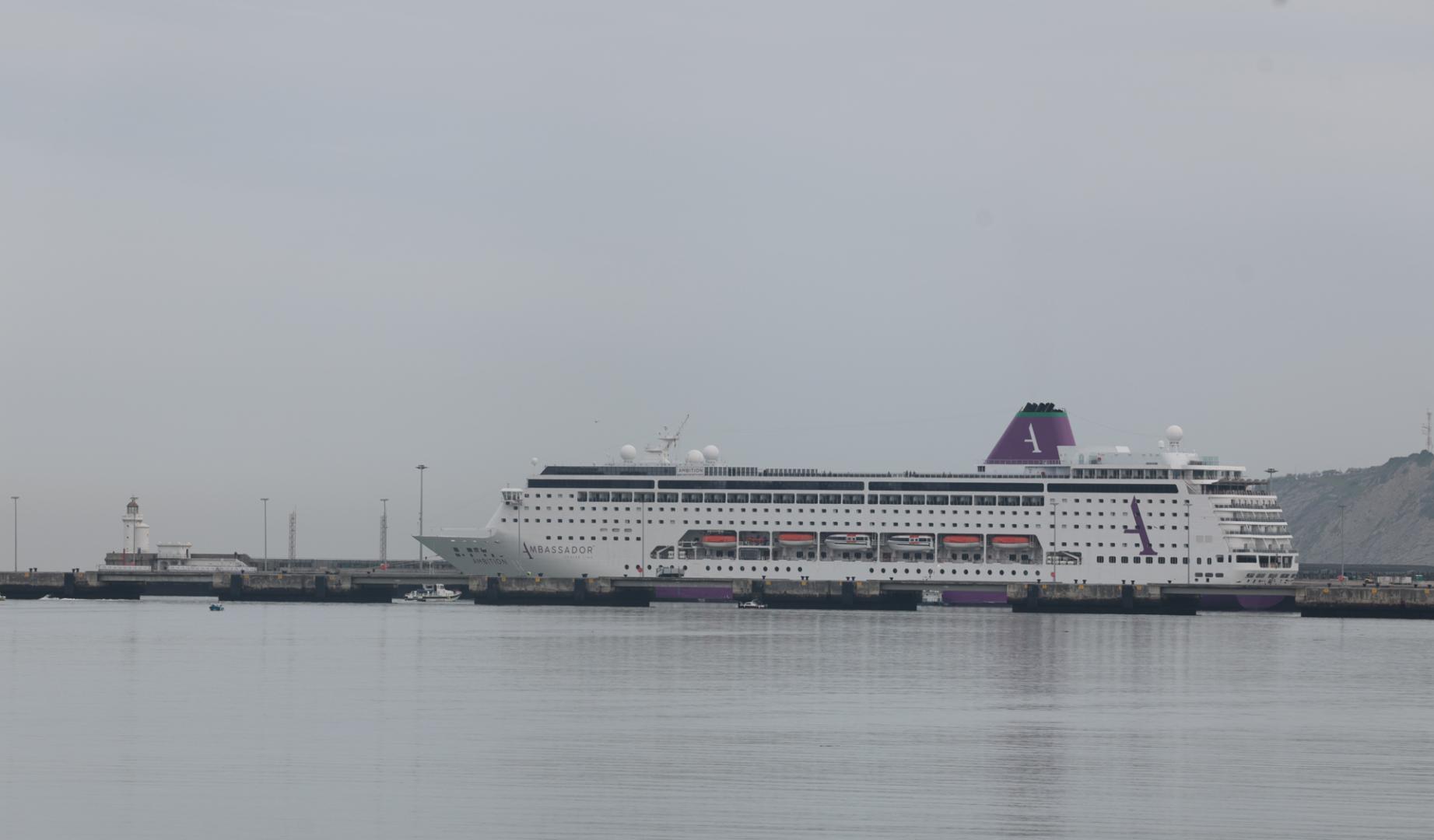 El crucero ‘Ambition’, en la imagen, afectado por un brote de gastroenteritis causada por un norovirus, ha atracado a primera hora de este lunes en la terminal de cruceros de Getxo
