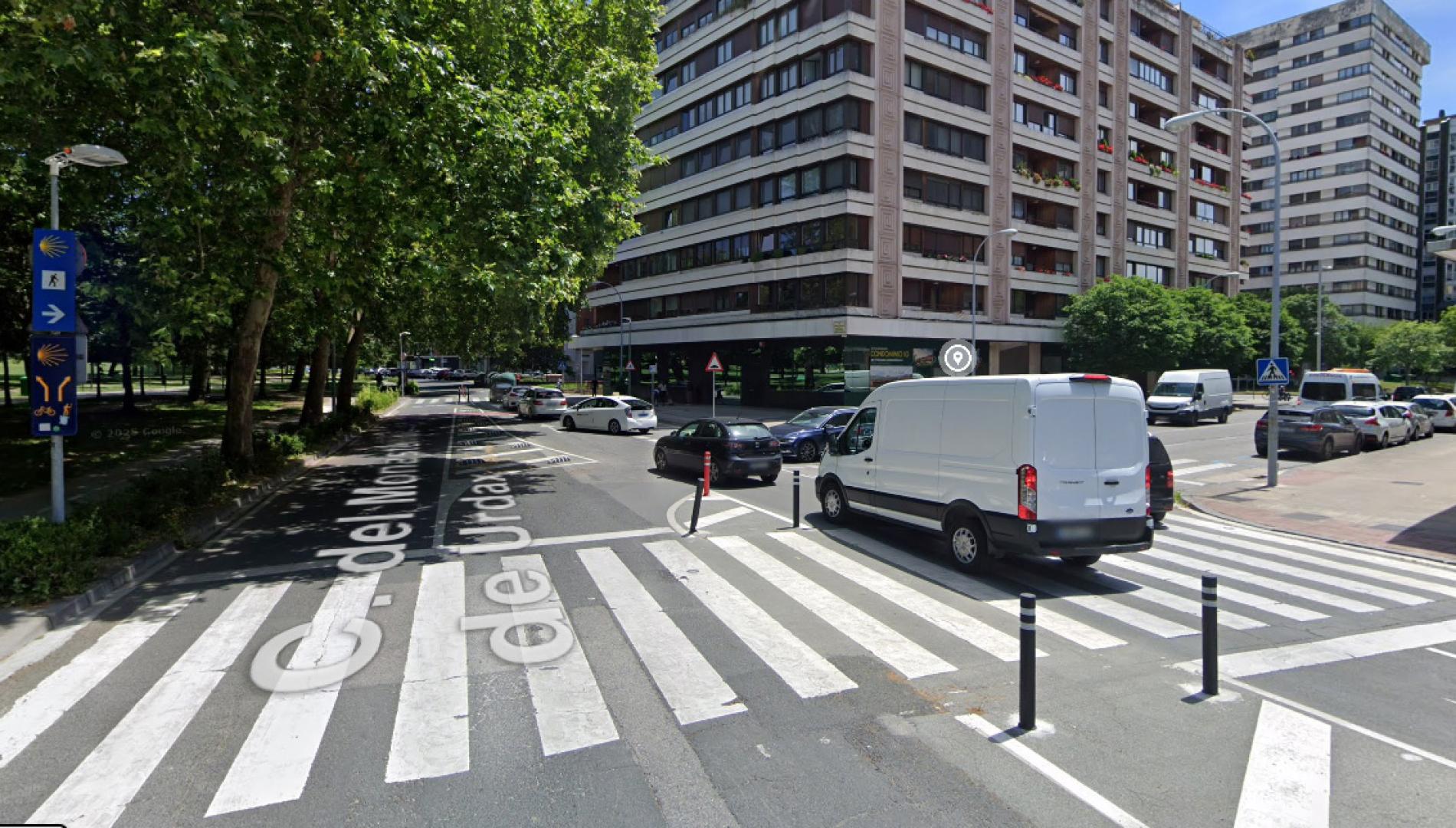 Intersección de la calle Monasterio de Urdax con la Vuelta del Castillo y Fuente del Hierro