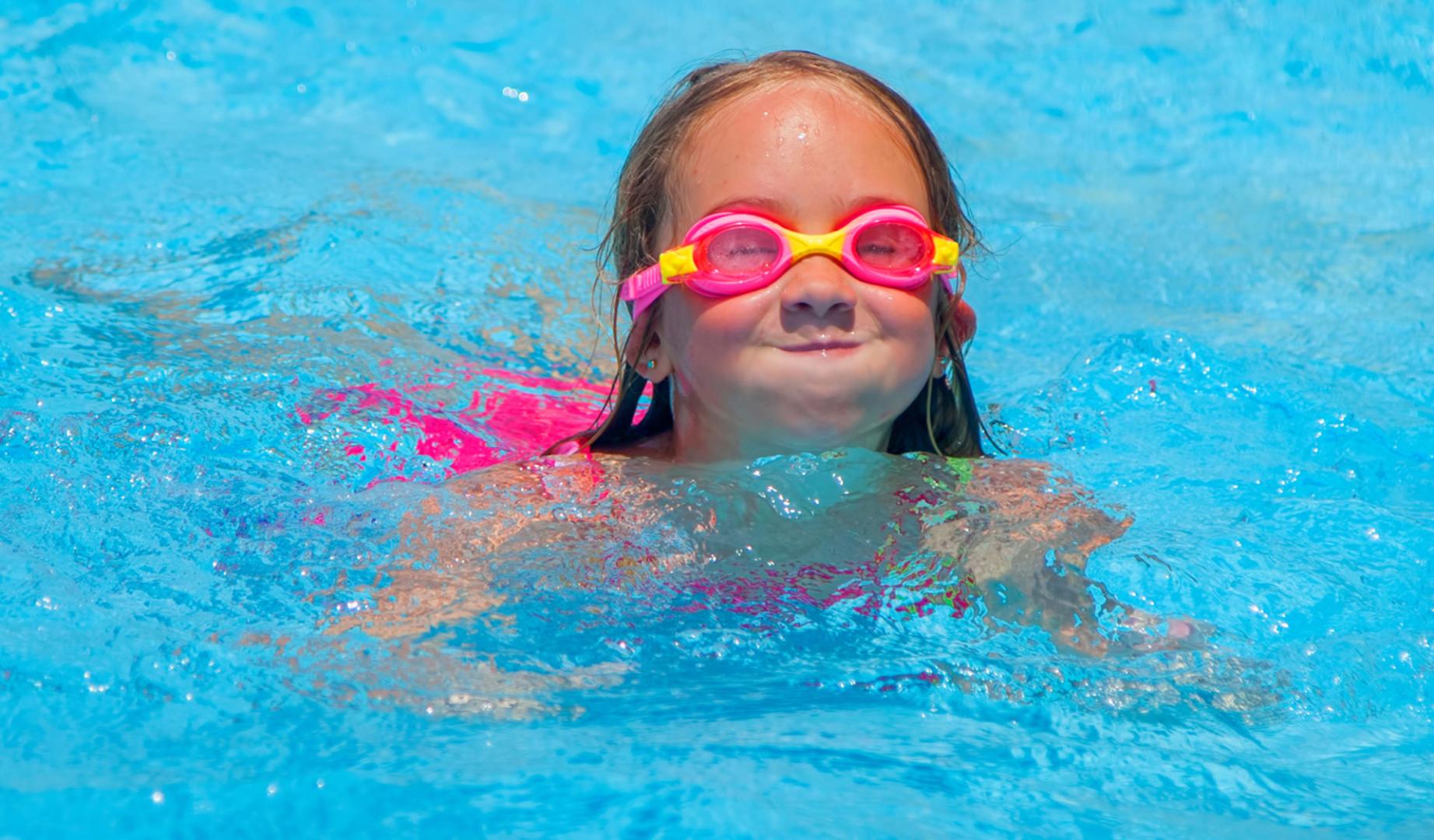 Imagen de una niña en una piscina