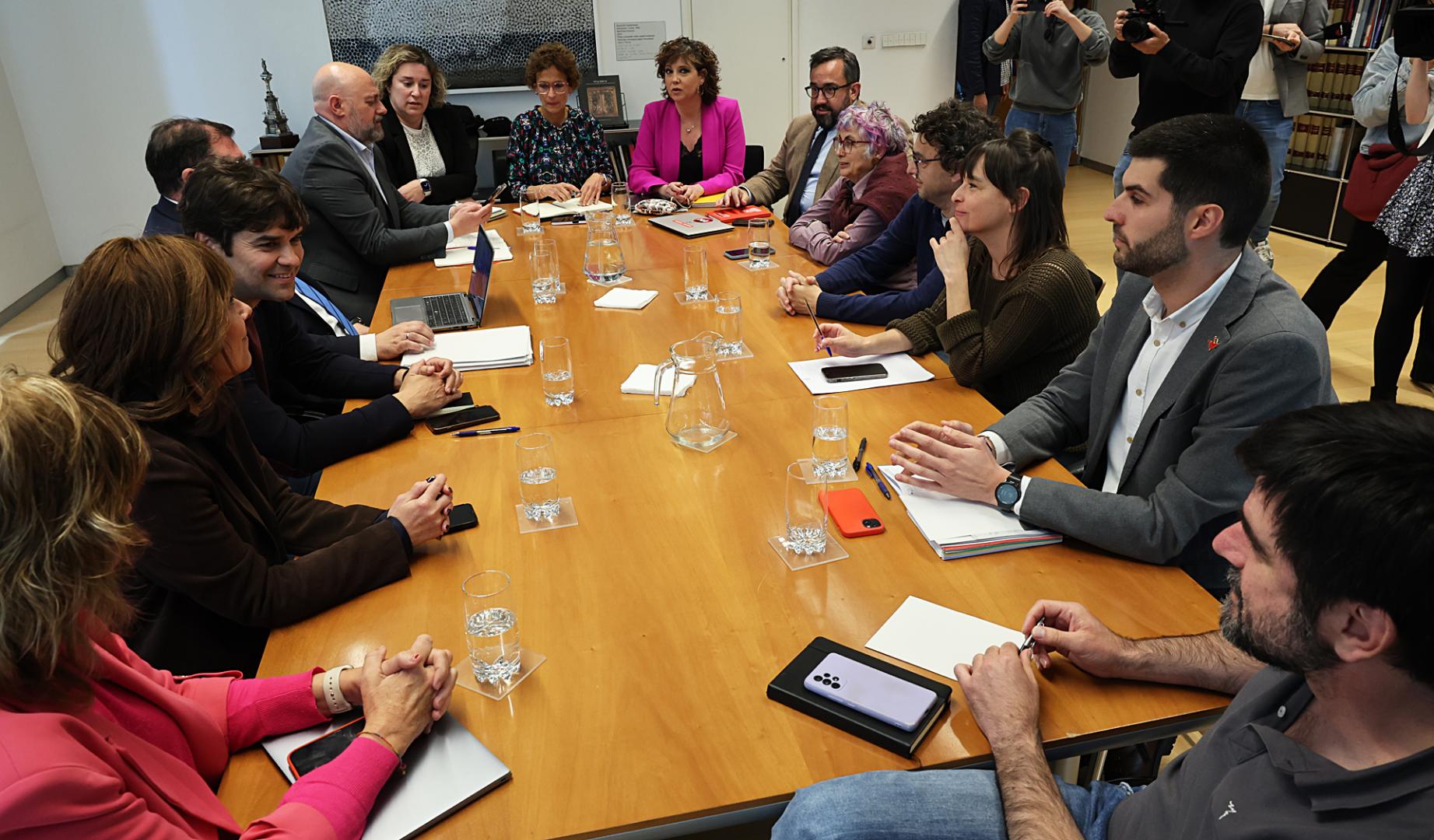 Representantes de PSN, Geroa Bai y Contigo asisten a la reunión del tripartito celebrada este lunes, 18 de mayo, en el Parlamento de Navarra