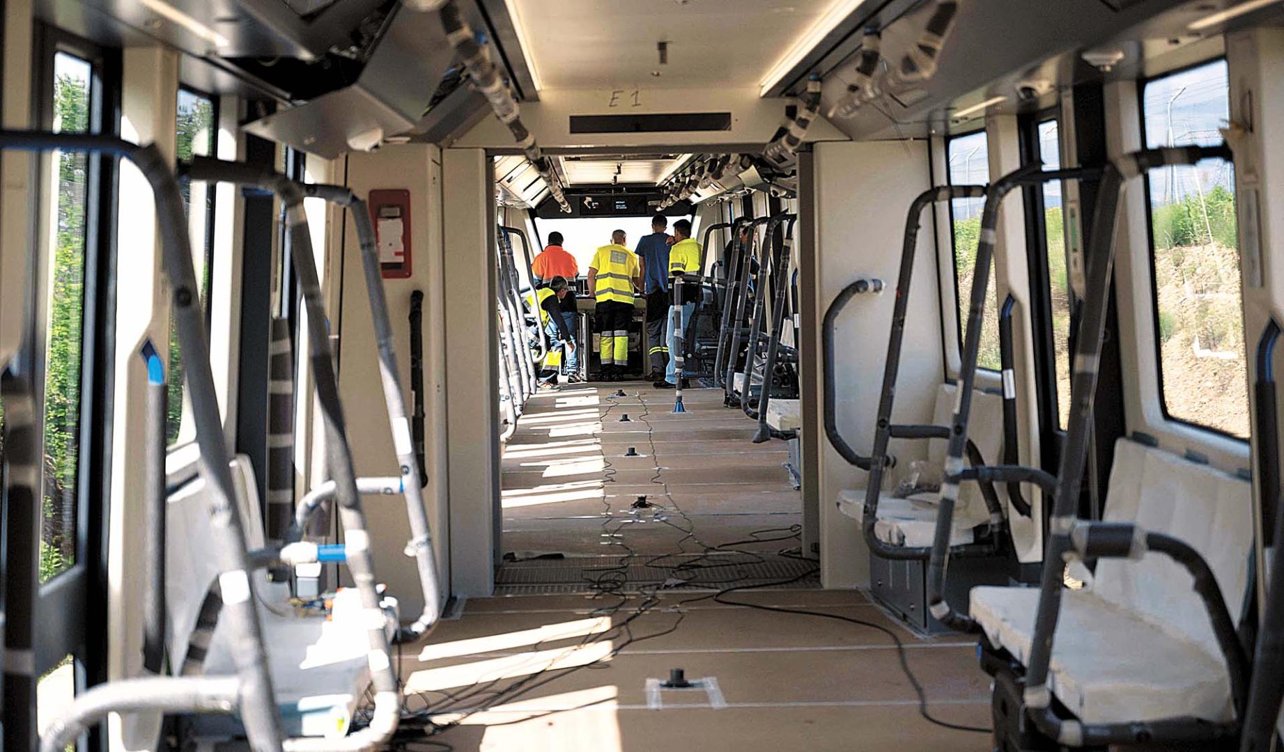 Personal técnico inspecciona el interior del tren