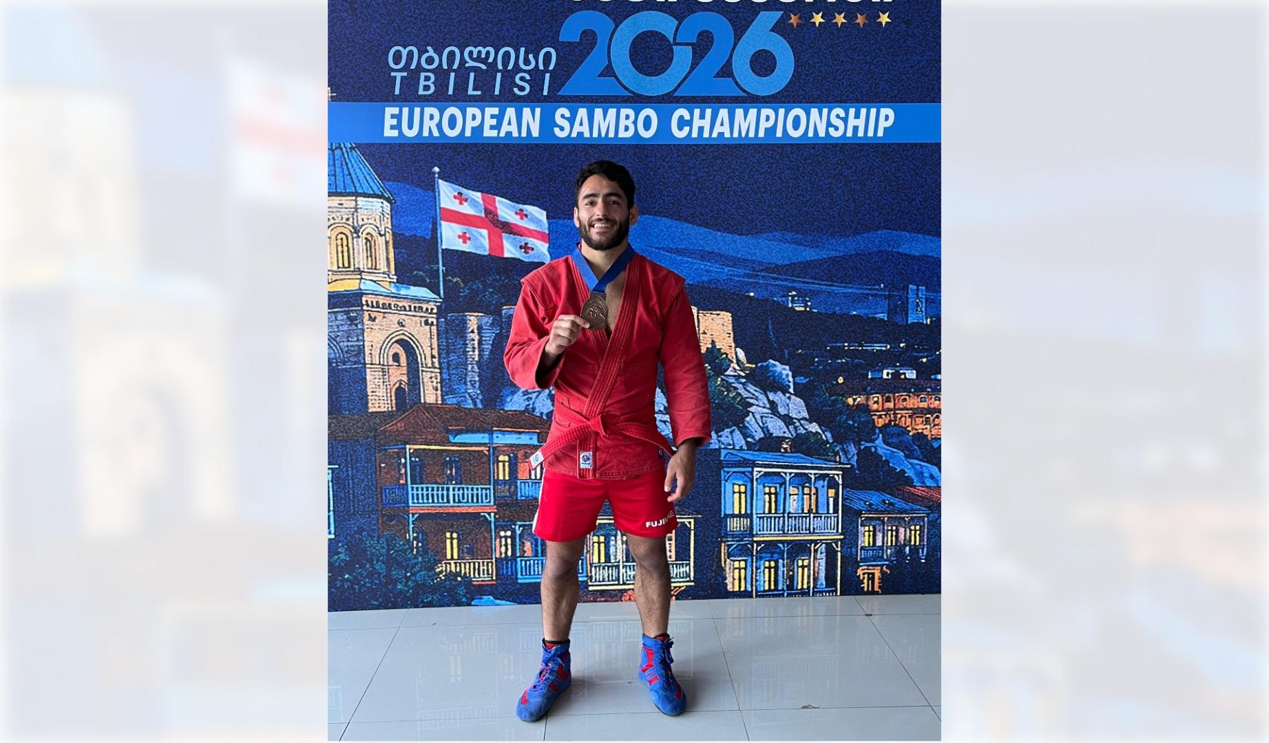 El navarro Ibai Gracia Garijo, con su medalla de bronce en el pasado Europeo de Sambo celebrado en Georgia
