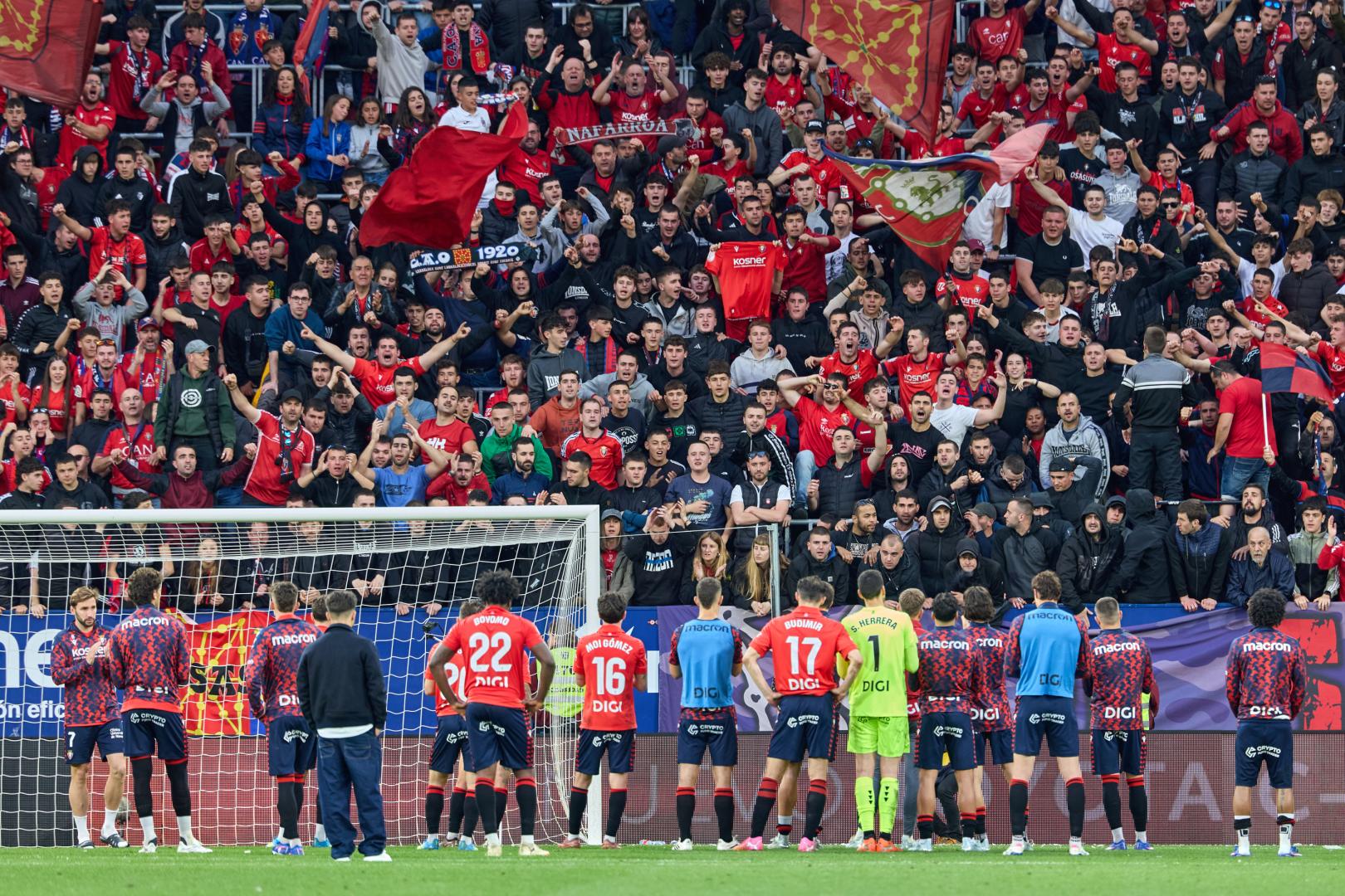 Jugadores y afición, después del partido del domingo contra el Espanyol