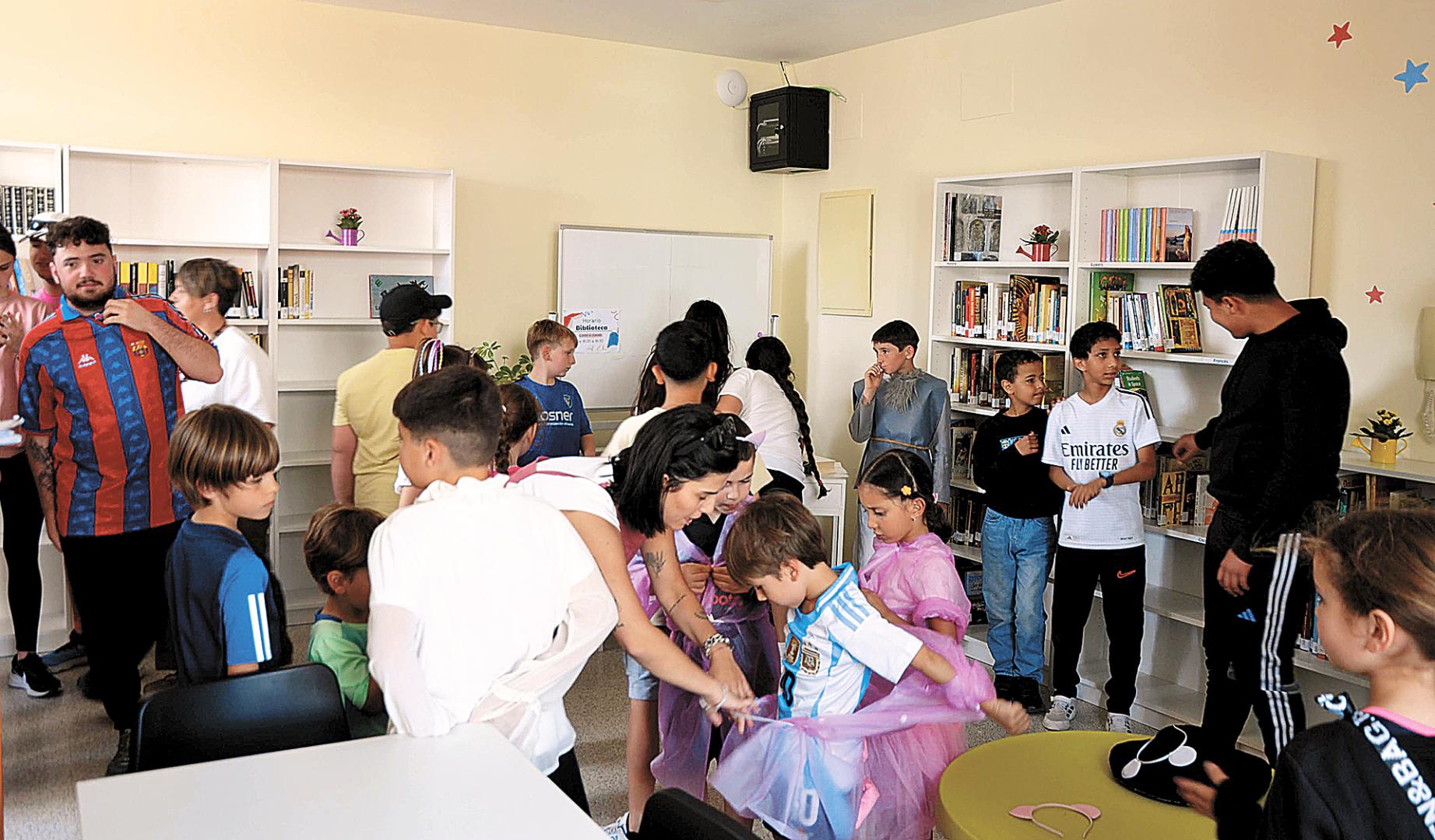 Niños y mayores en la nueva biblioteca