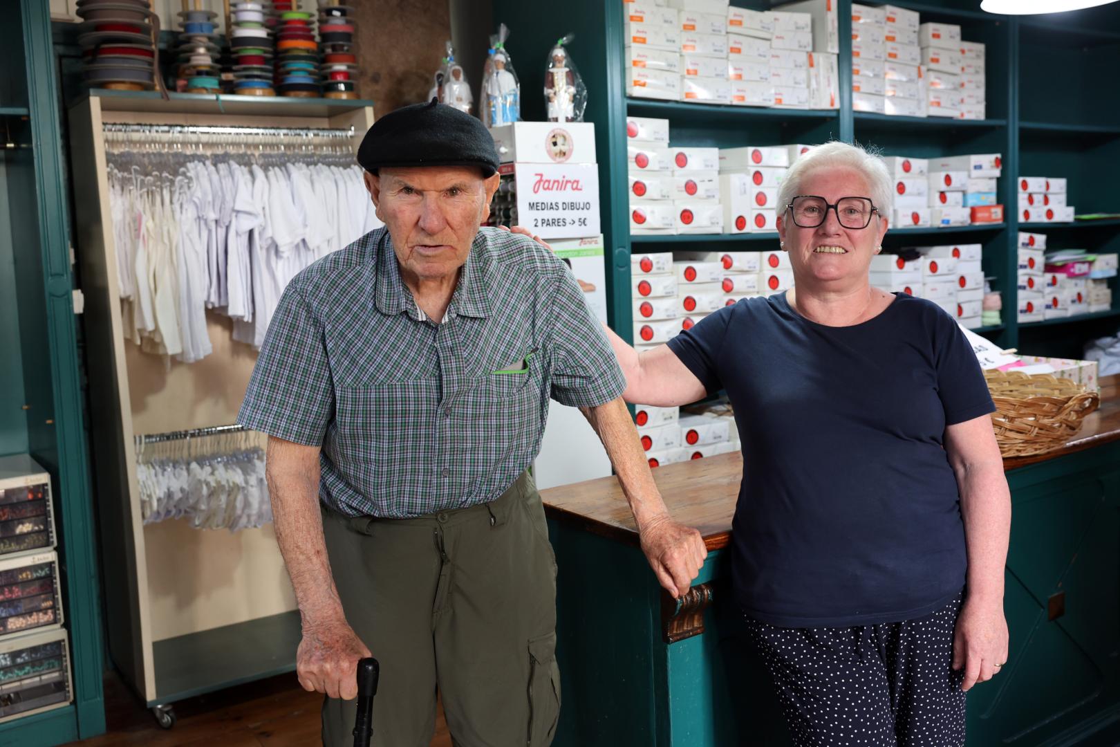 Miguel Ibarrola García, junto a su hija Maite, el verano pasado en las semanas previas al cierre de la mercería M. Ibarrola, de Santesteban.