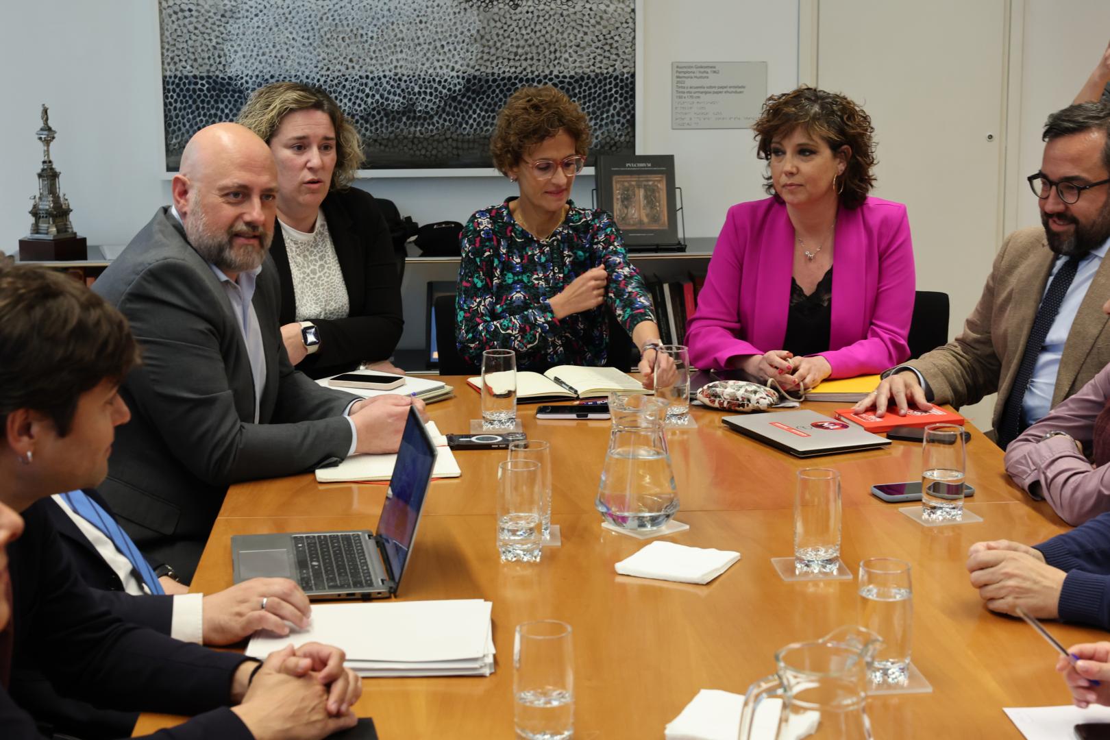 La delegación socialista que acudió ayer a la reunión de los socios de Gobierno.