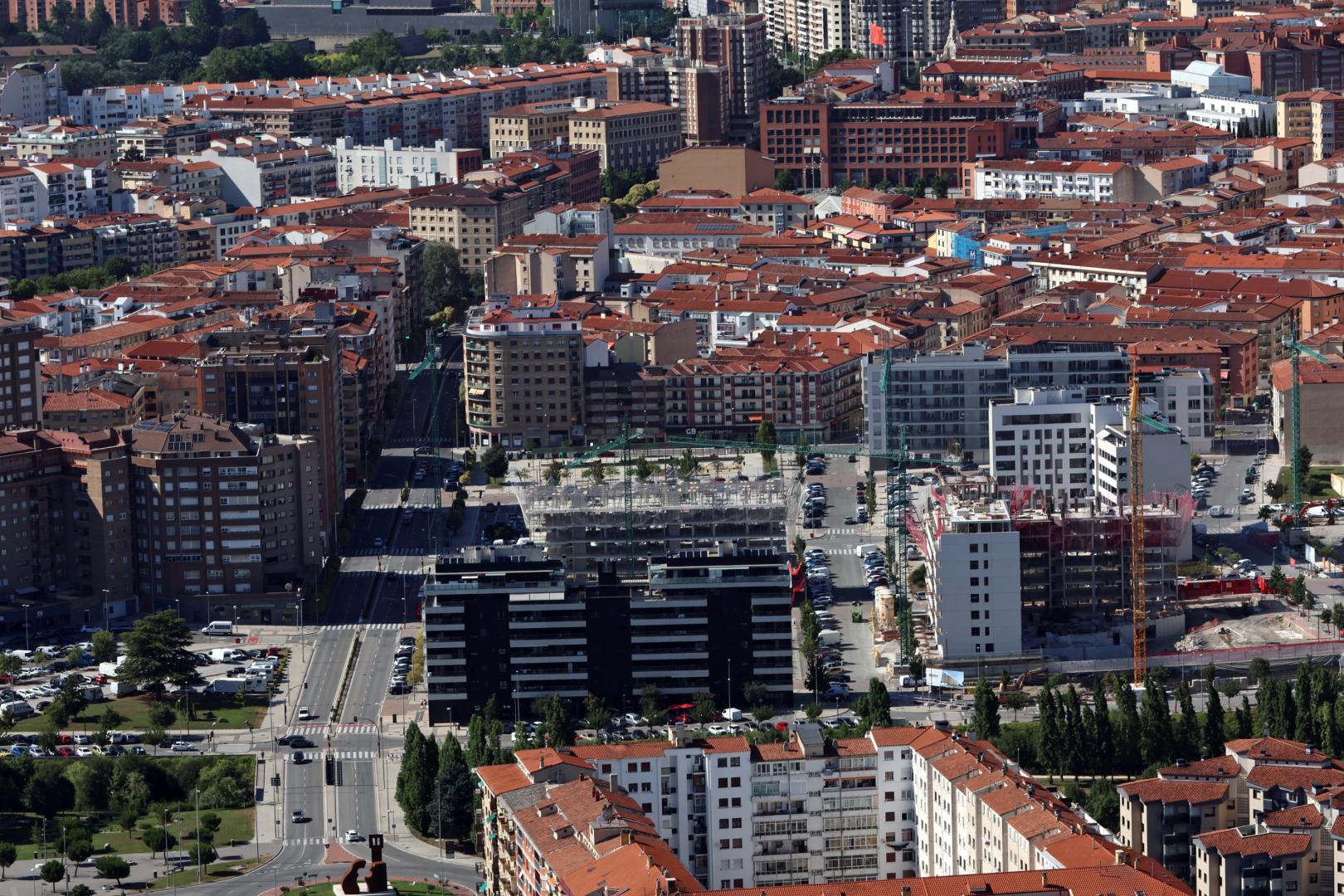 Vista aérea de unas viviendas en construcción en Arrosadía, zona en la que adjudicaron una VPO a los recurrentes