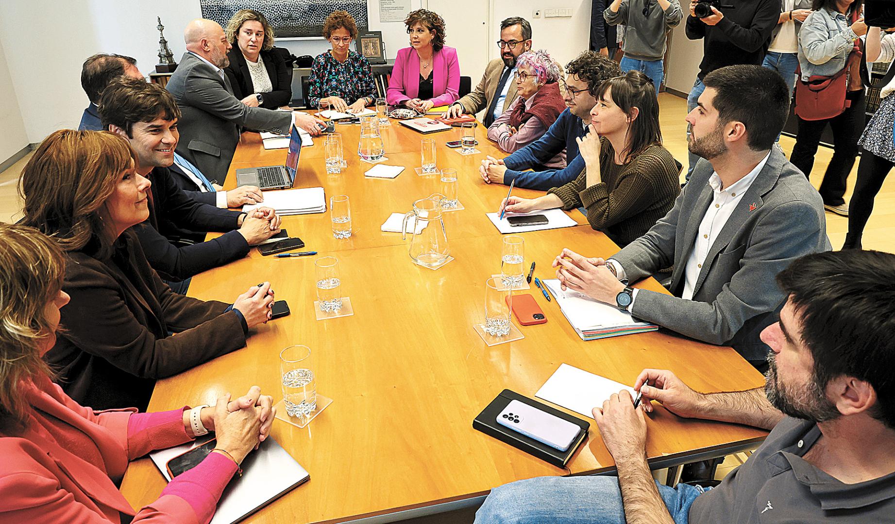 *A: JOSE CARLOS CORDOVILLA *F: 18-05-2026 *P: *L: PAMPLONA *T: REUNION TRIPARTITO POR LA CRISIS DE GOBIERNO. PARLAMENTO DE NAVARRA