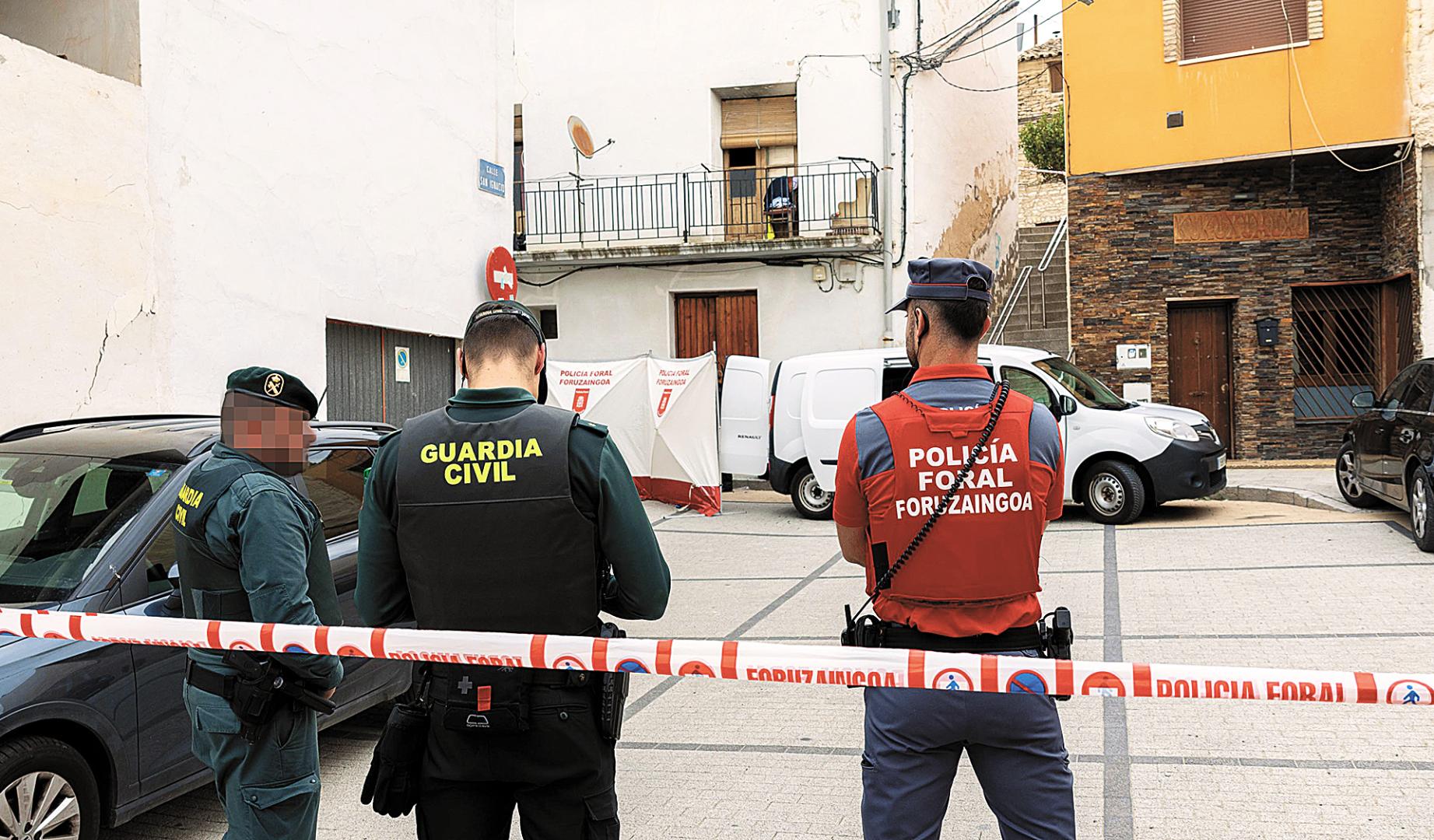 Agentes de la Guardia Civil y de la Policía Foral, frente a la vivienda donde ocurrió el crimen